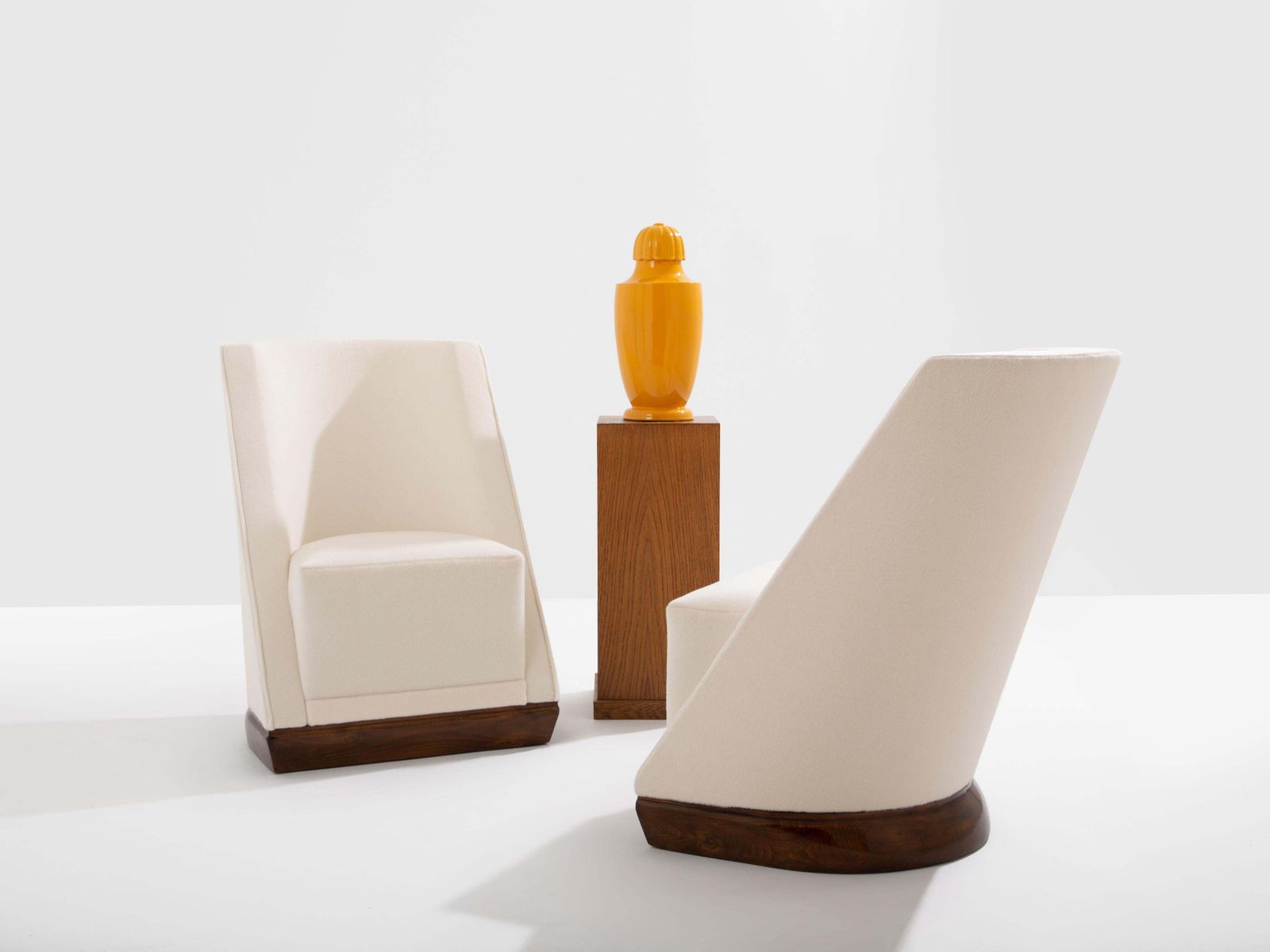 photo furniture Paire de fauteuils modernistes Louis Sognot en noyer, alpaga blanc, 1927