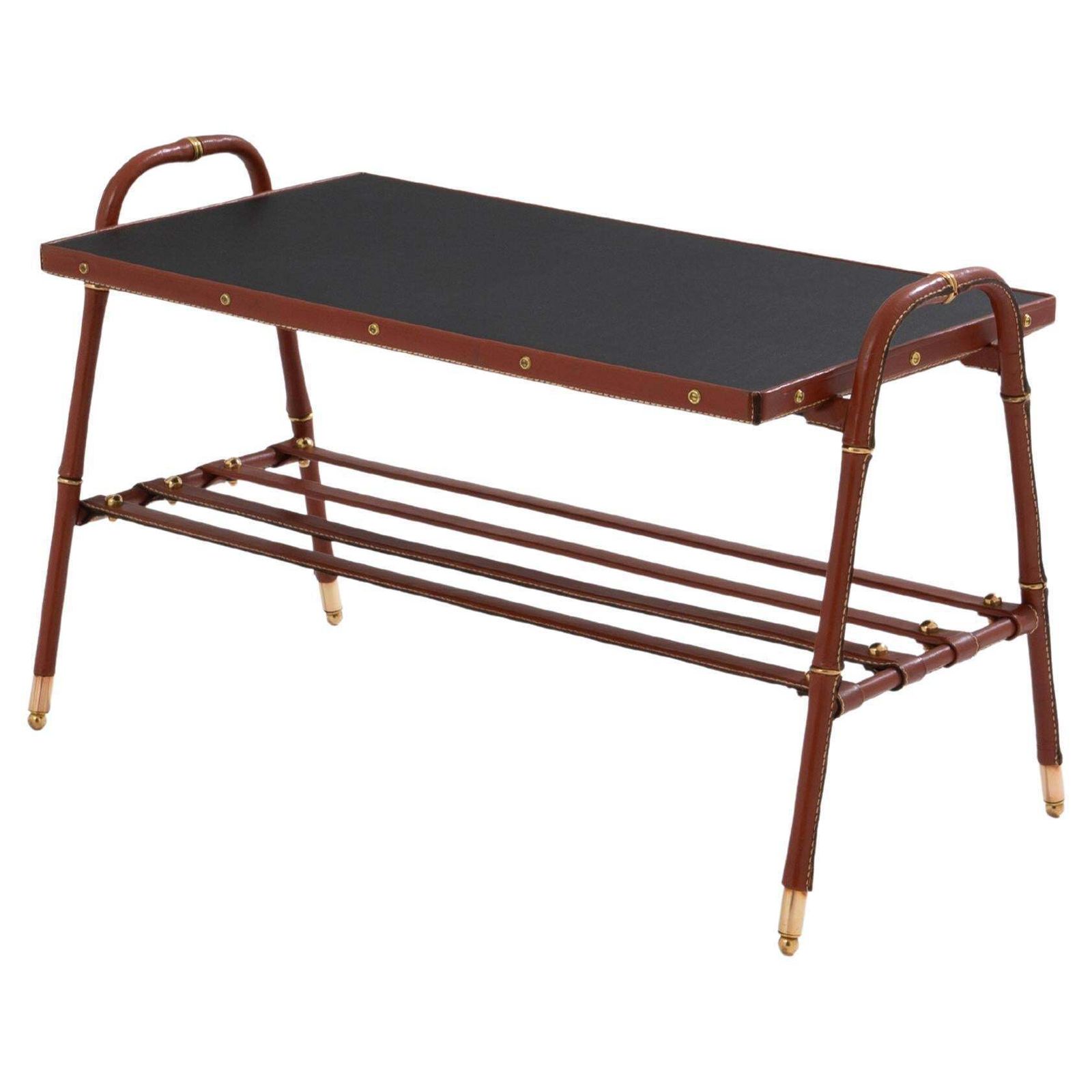 Table basse Jacques Adnet piqué sellier en cuir rouge et laiton, 1950