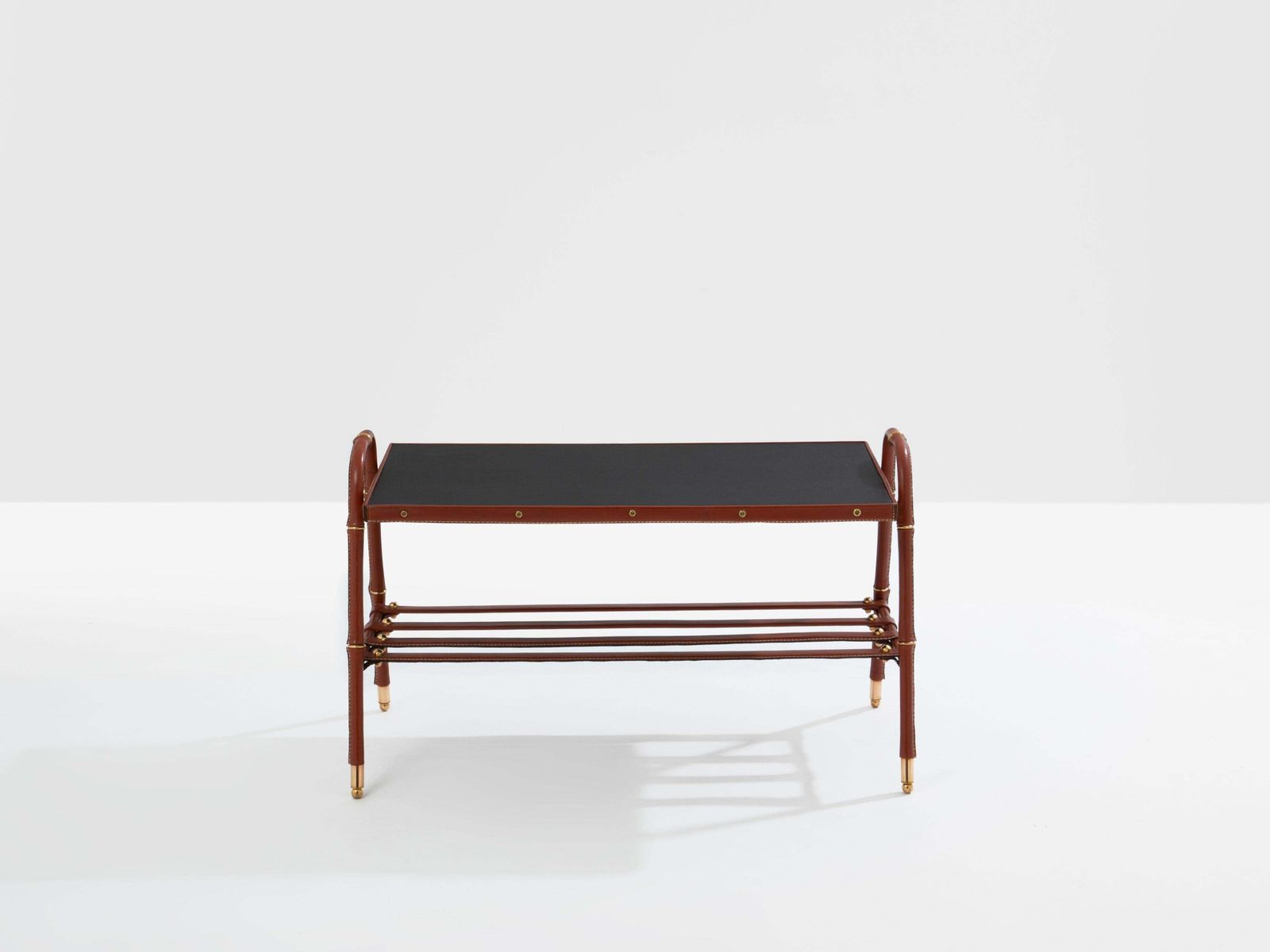 Table basse Jacques Adnet piqué sellier en cuir rouge et laiton, 1950 photo furniture