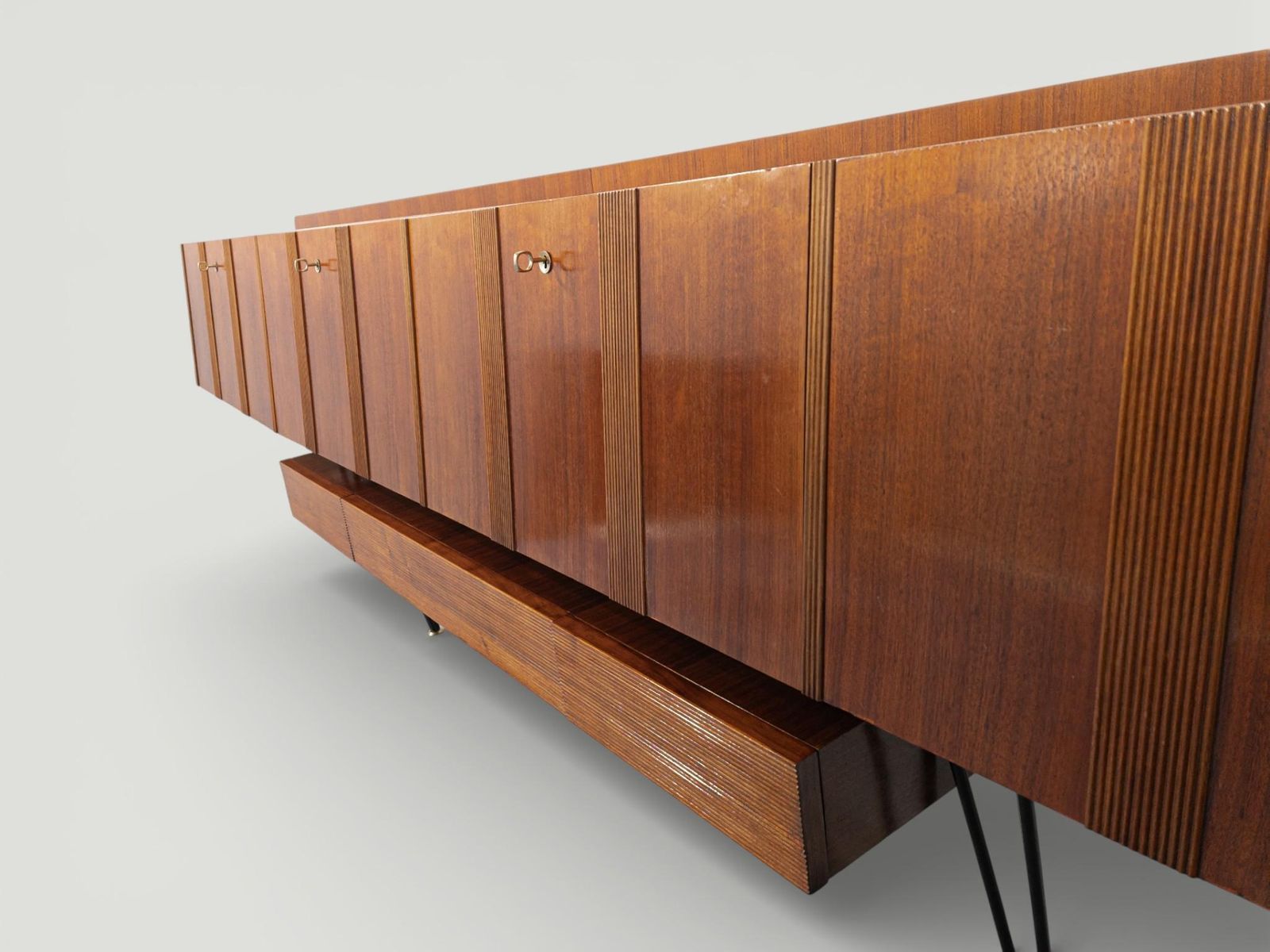 photo vinterior Italian Mid Century Long , Suspended Sideboard In Walnut, 1950s