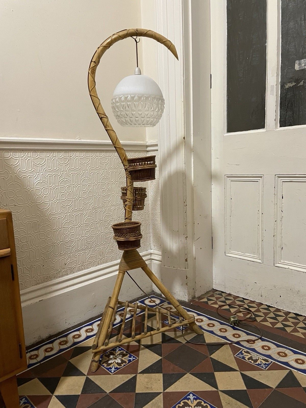 photo vintage Mid Century Bamboo Standard Lamp Gooseneck Tiki Plant Holder Vintage Glass Shade