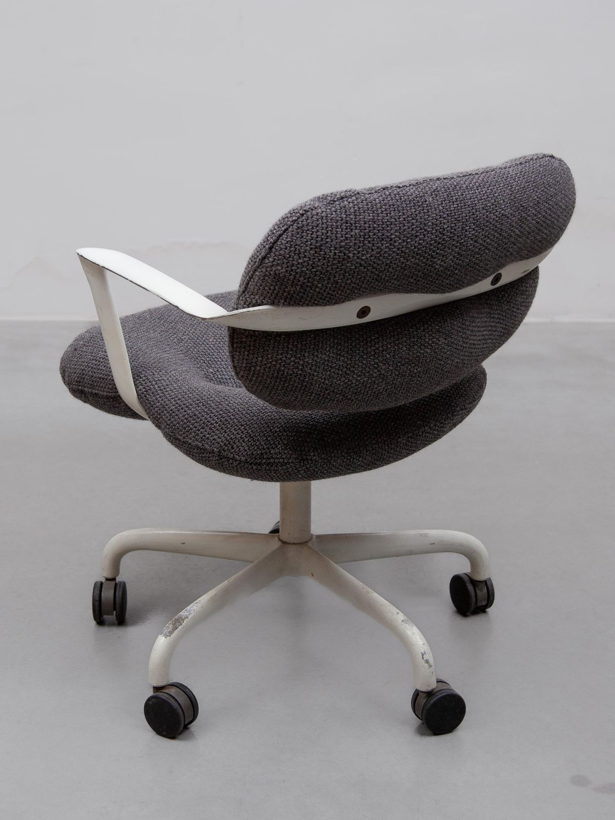 Knoll Desk Swivel Chair Designed By Hannah Bruce And Andrew Morrison On Wheels photo 1863.0