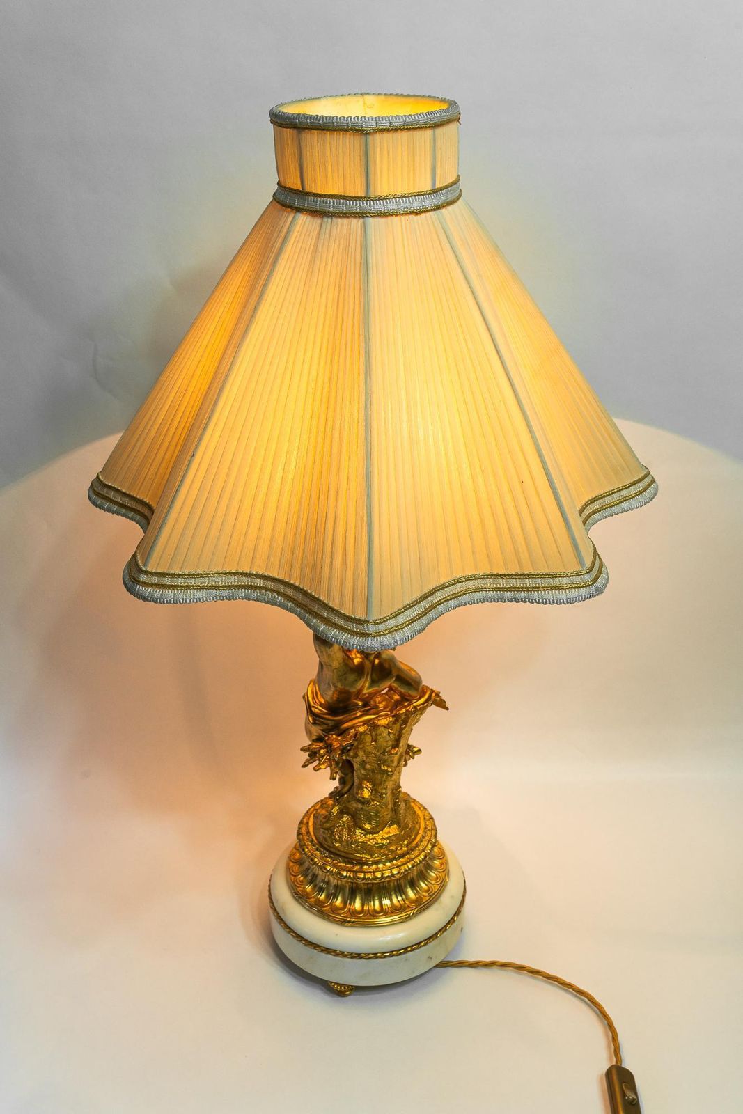 photo furniture Big Historistic Fire Gilted Bronze Table Lamp With Fabric Shade France 1890s