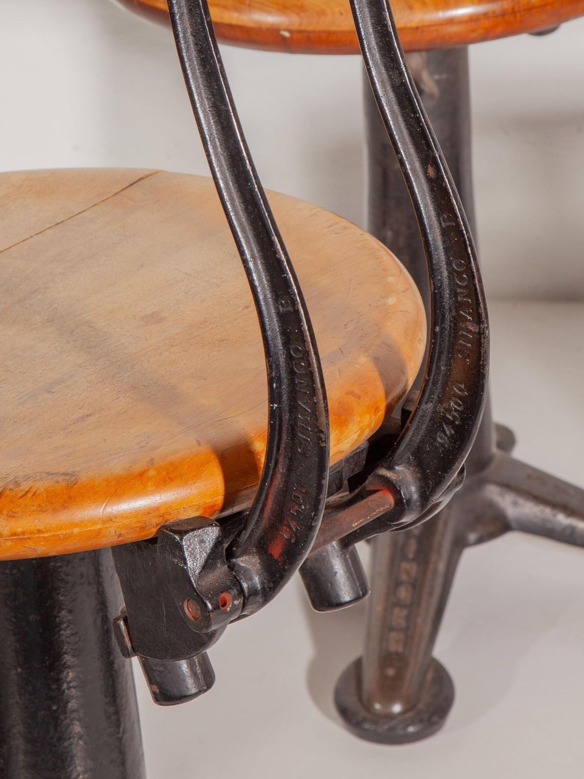 photo vintage Antique Set Of Six Industrial Singer Sewing Adjustable Chairs, Stools, 1920s