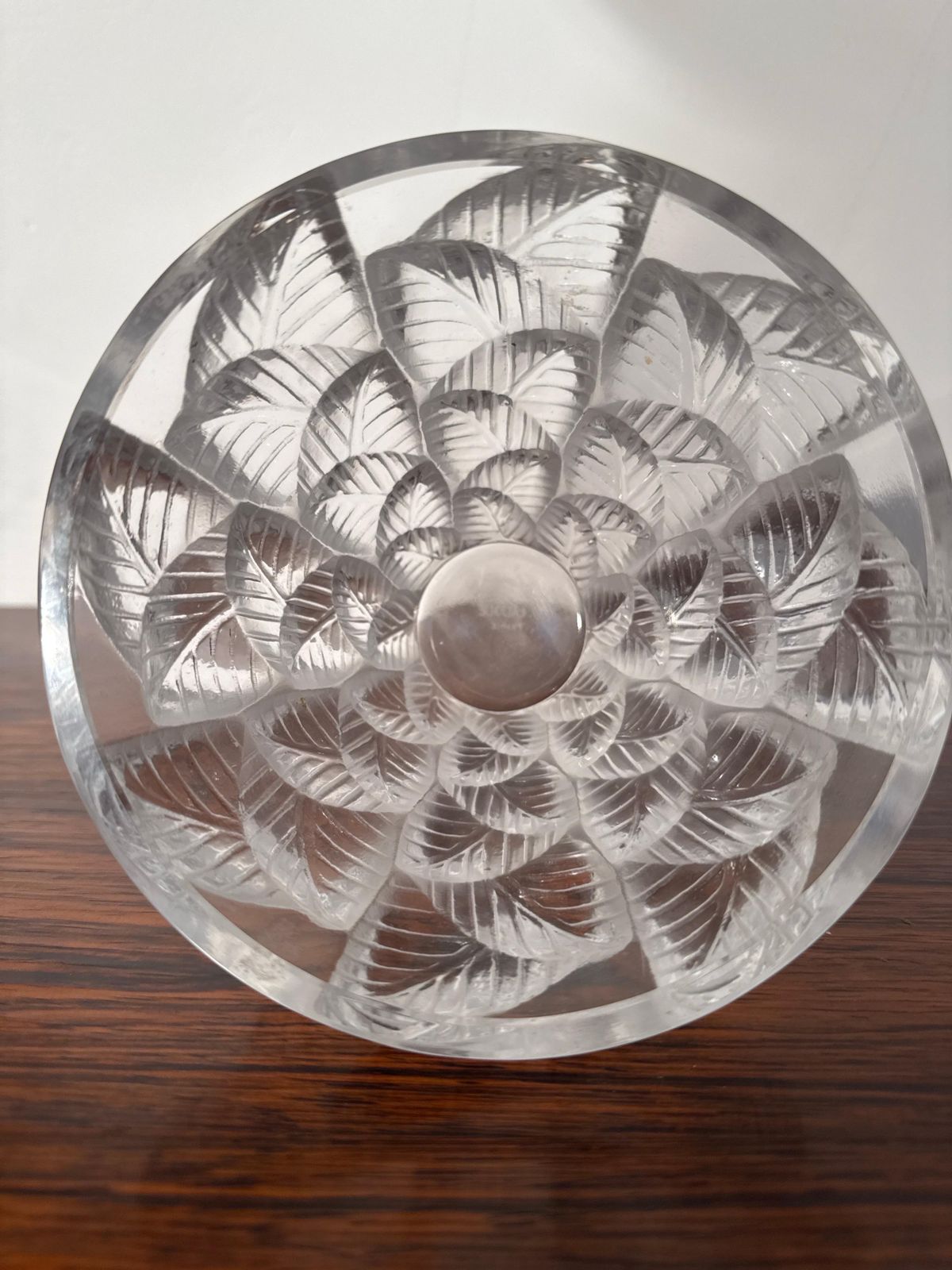 'Lalique France' Vase Decorated With Leaves In Relief 'Moissac', 1930s photo vinterior