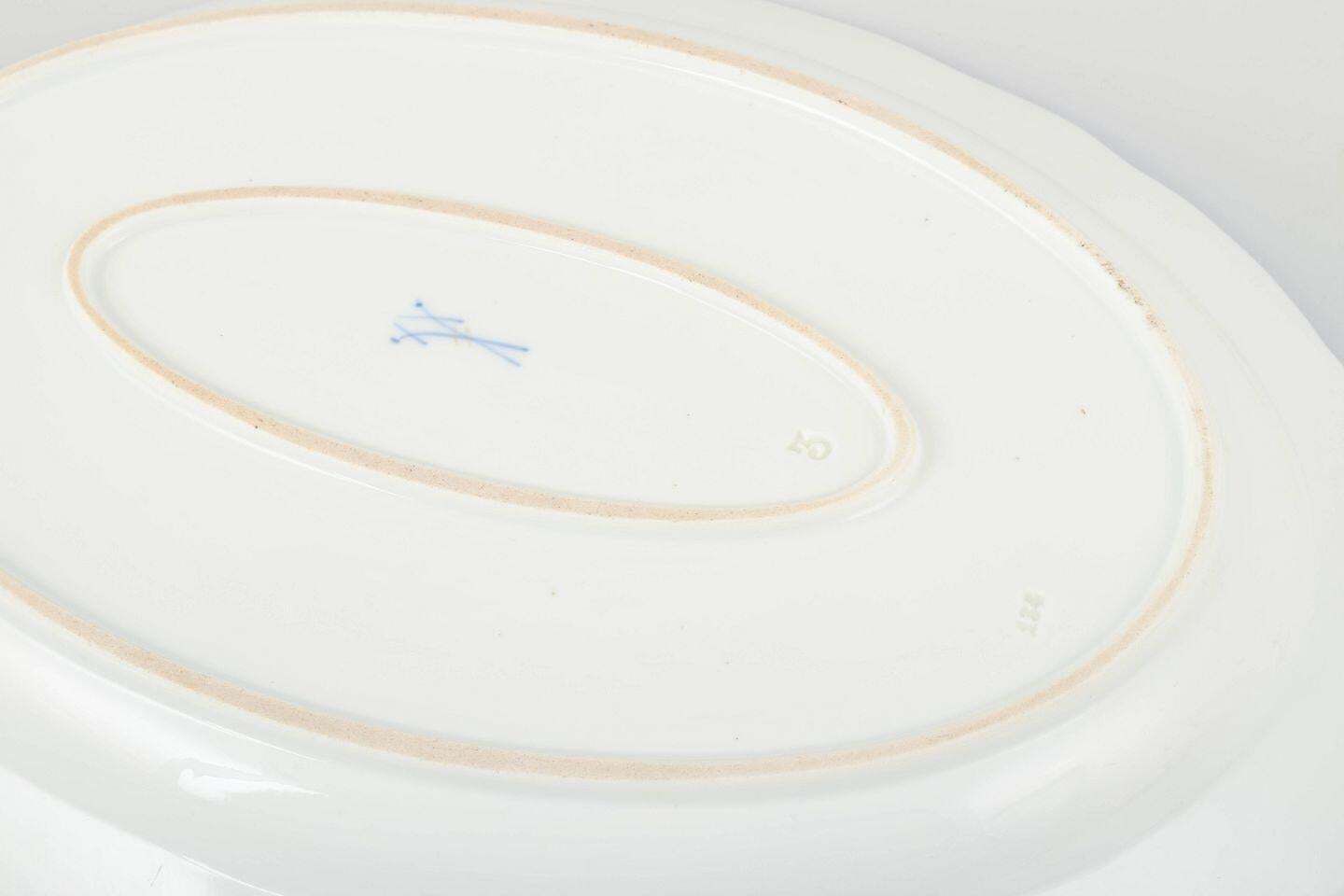 Meissen. Serving Platter In Porcelain With Scalloped Rim And Blue Trim photo Home Decor