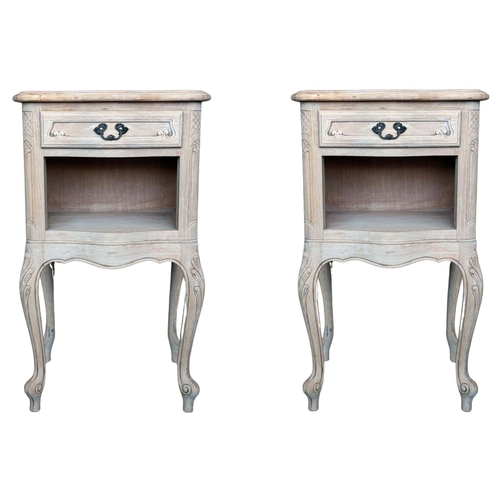 Paire de tables de chevet françaises en noyer blanchi sculpté à deux tiroirs