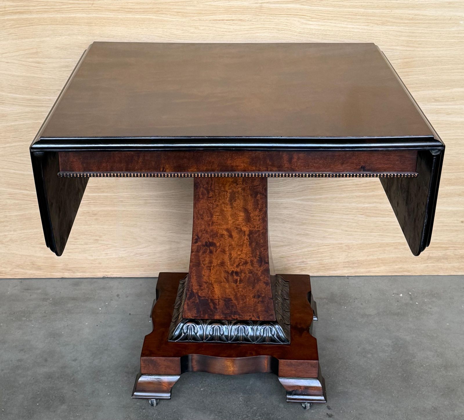 Table basse Art déco à abattants, placage de noyer, France, vers 1930 photo for sale