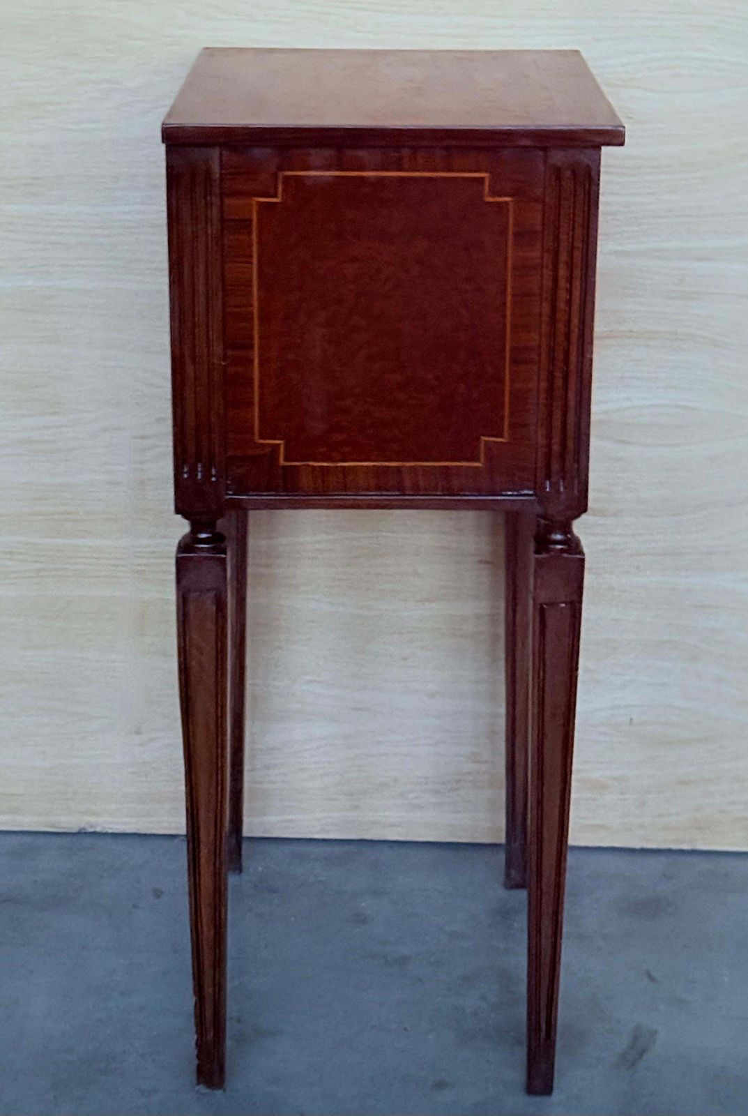 photo vintage Paire de tables de chevet françaises en marqueterie à trois tiroirs et ferrures en bronze