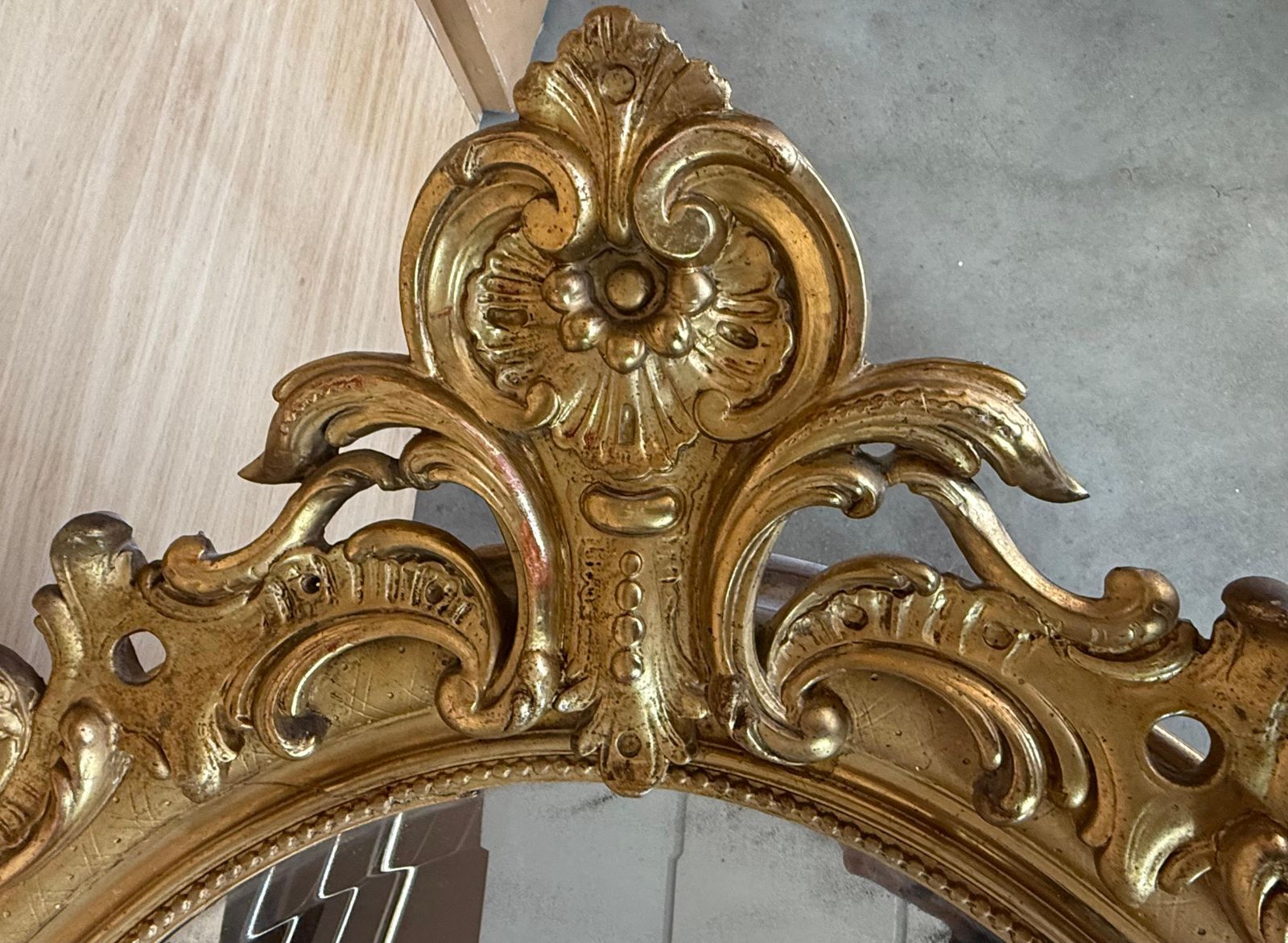 Miroir ovale d'époque Empire en bois doré, XIXe siècle photo vinterior