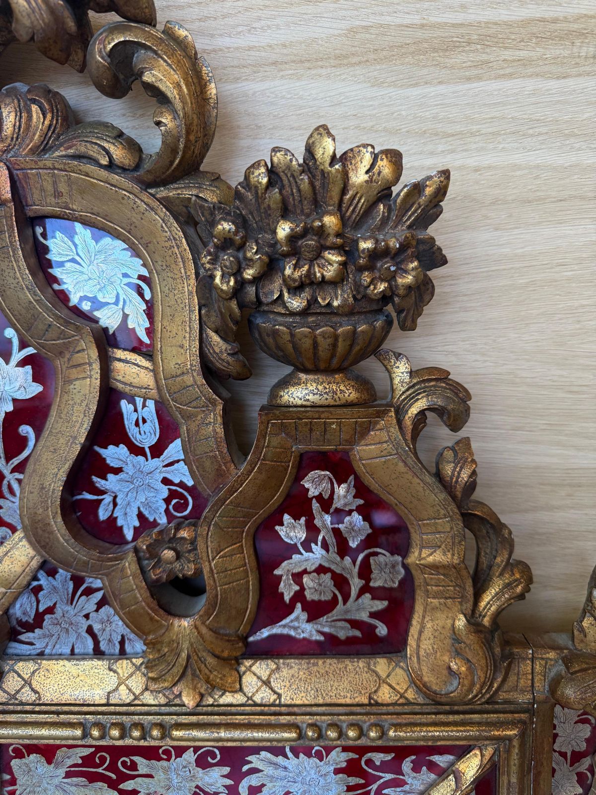 Miroir de style vénitien en bois sculpté doré, bordure en verre rouge photo buy