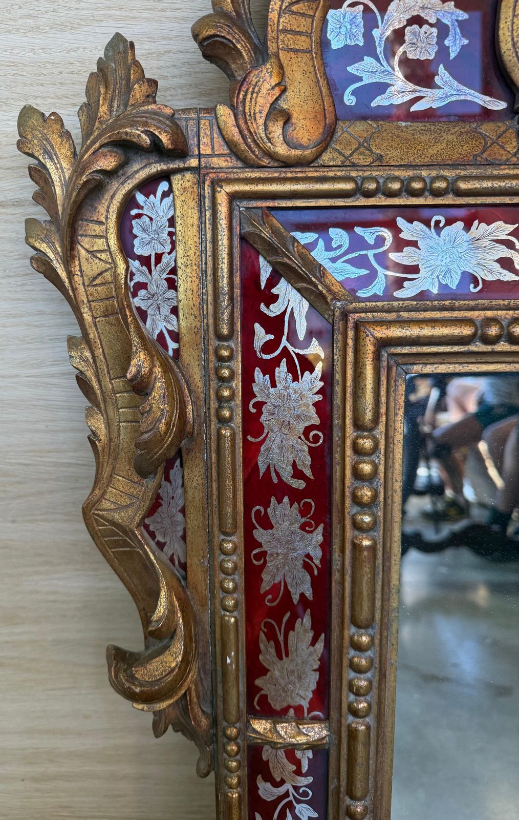 photo furniture Miroir de style vénitien en bois sculpté doré, bordure en verre rouge