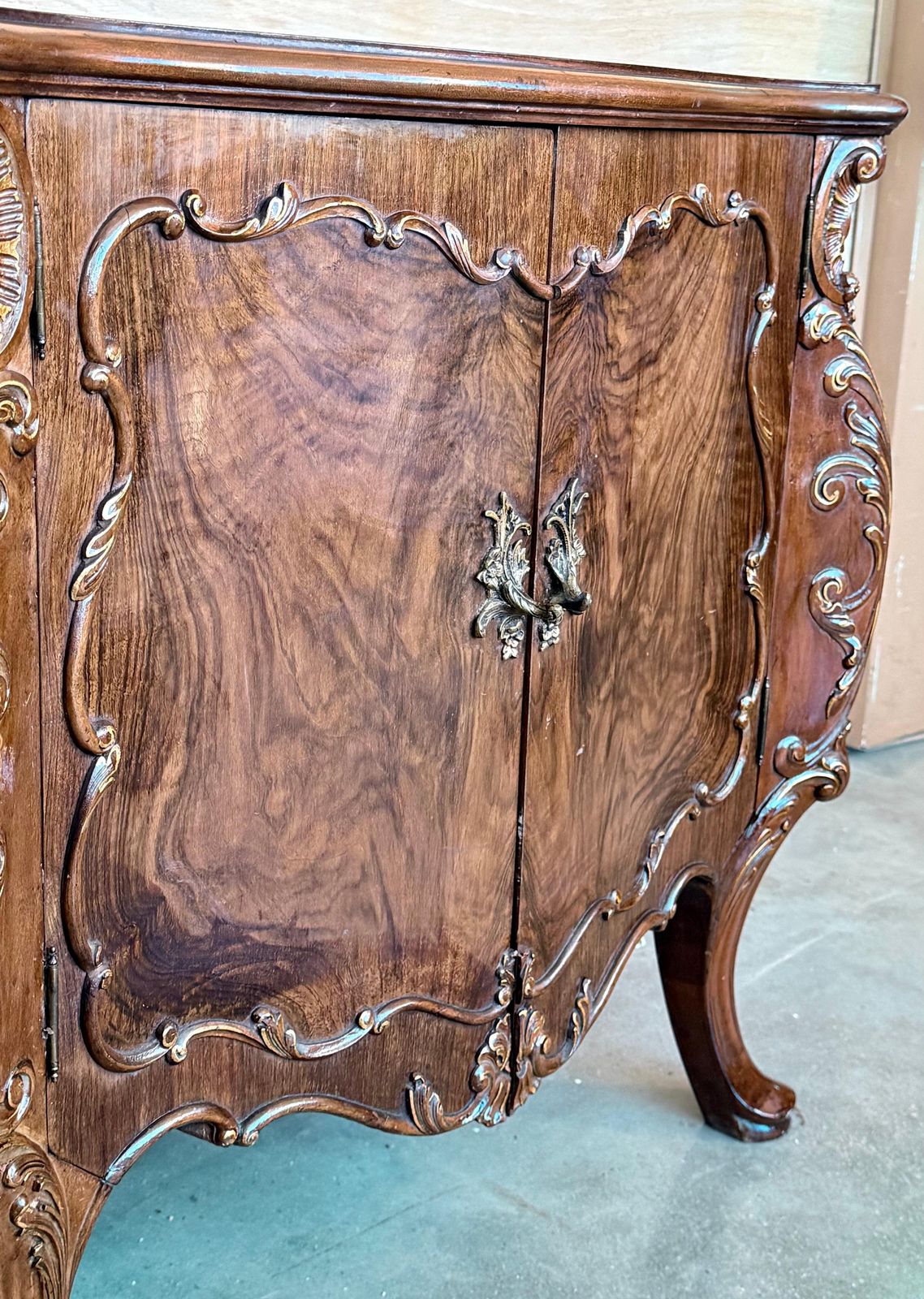 photo for sale Tables de chevet ou commodes françaises sculptées à portes en loupe de noyer, années 1930, lot de 2