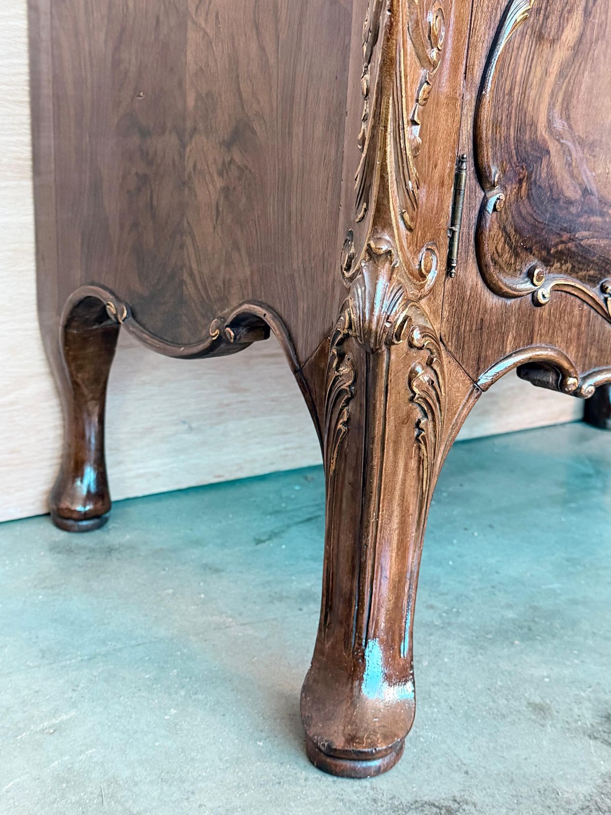 Mobilier Tables de chevet ou commodes françaises sculptées à portes en loupe de noyer, années 1930, lot de 2 photo