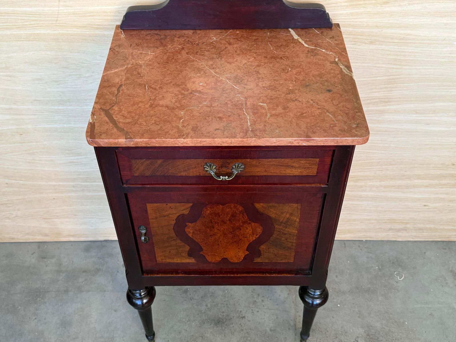 Paire de tables de chevet Louis XVI en marqueterie, fronton en bronze et miroir, XIXe siècle photo vinterior