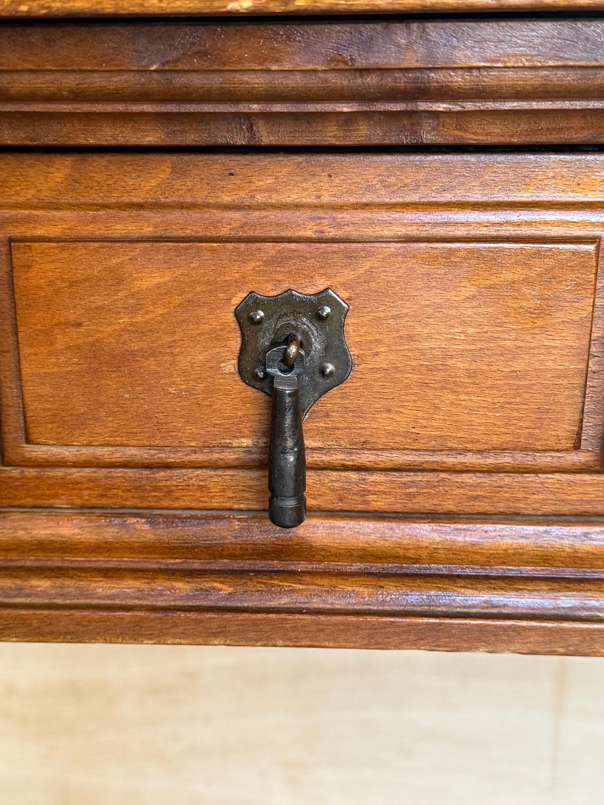 2886.0 Console espagnole du XXe siècle à abattant, en fer forgé avec deux tiroirs photo