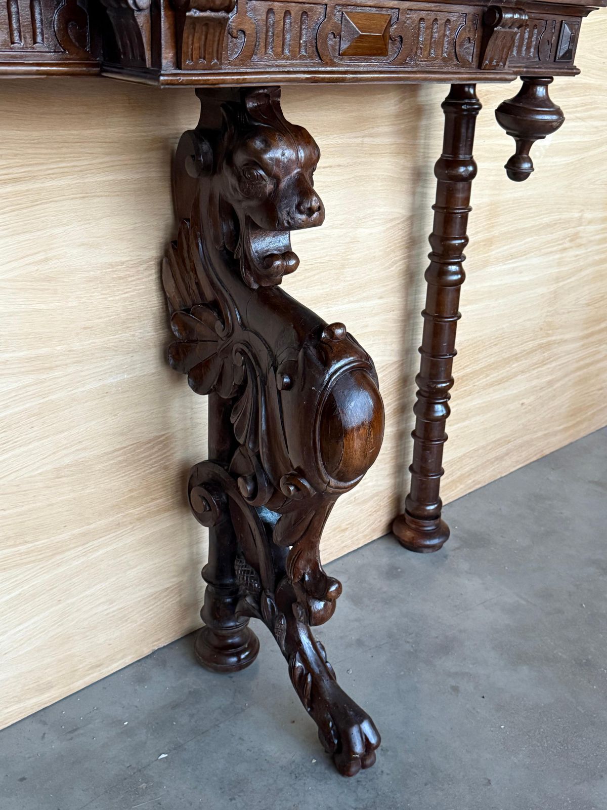 Buste figuratif sculpté d'époque, style Renaissance italienne, tête de lion ailé photo vintage