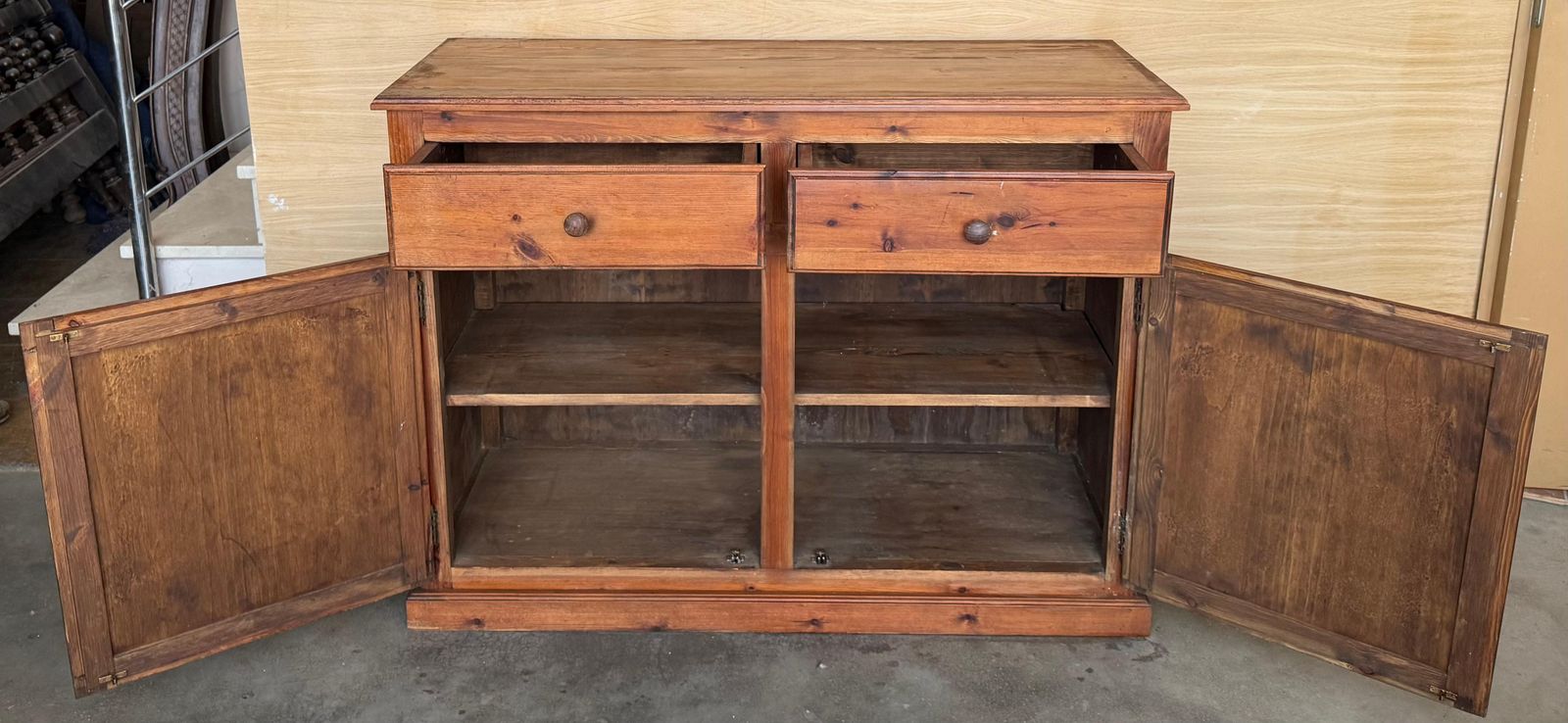 Buffet baroque espagnol en pin massif Mobila, deux tiroirs, Toscane, XIXe siècle photo vintage