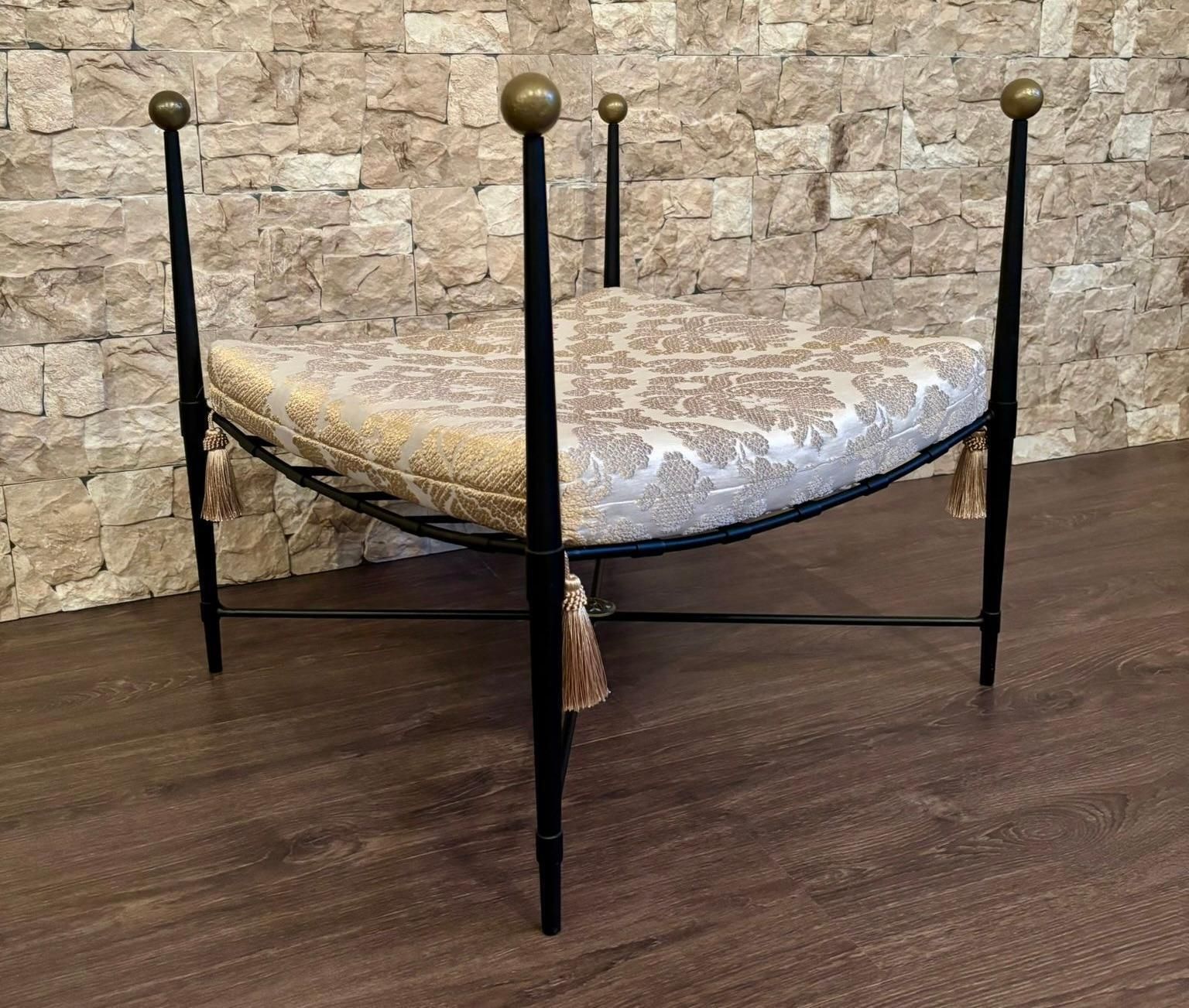 Banc curule en fer forgé noir, tissu damassé or et blanc photo furniture
