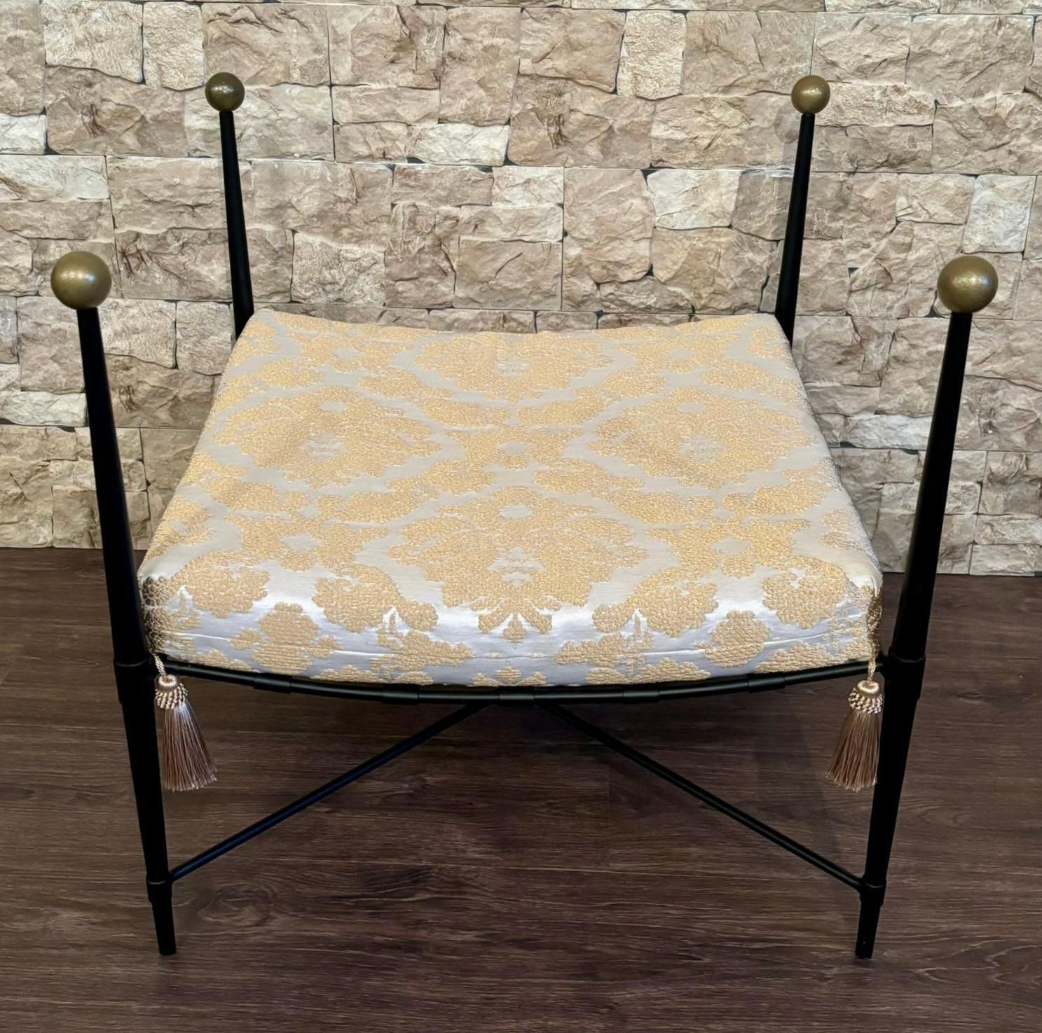 Banc curule en fer forgé noir, tissu damassé or et blanc photo buy