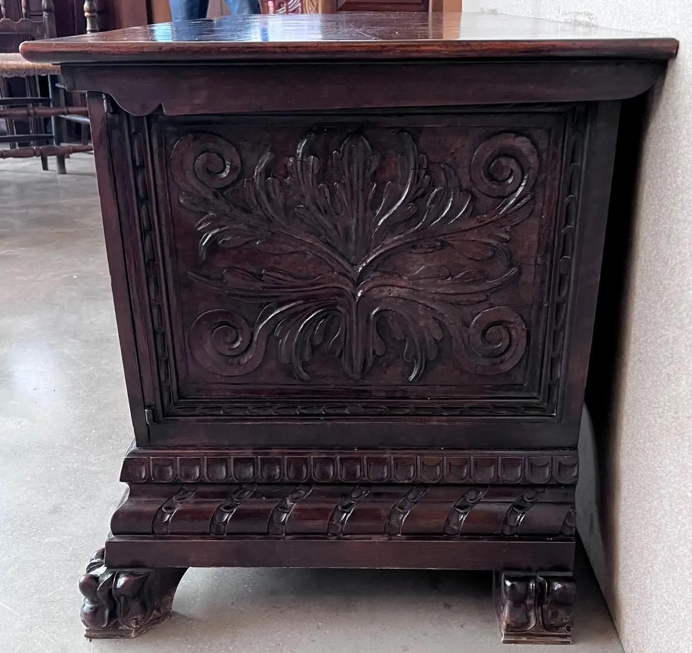Cassone italien sculpté du XIXe siècle avec quincaillerie d'origine photo Décoration