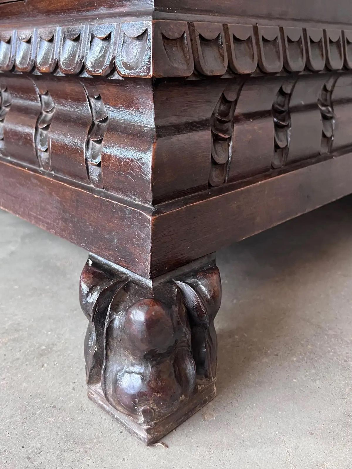 Cassone italien sculpté du XIXe siècle avec quincaillerie d'origine photo buy