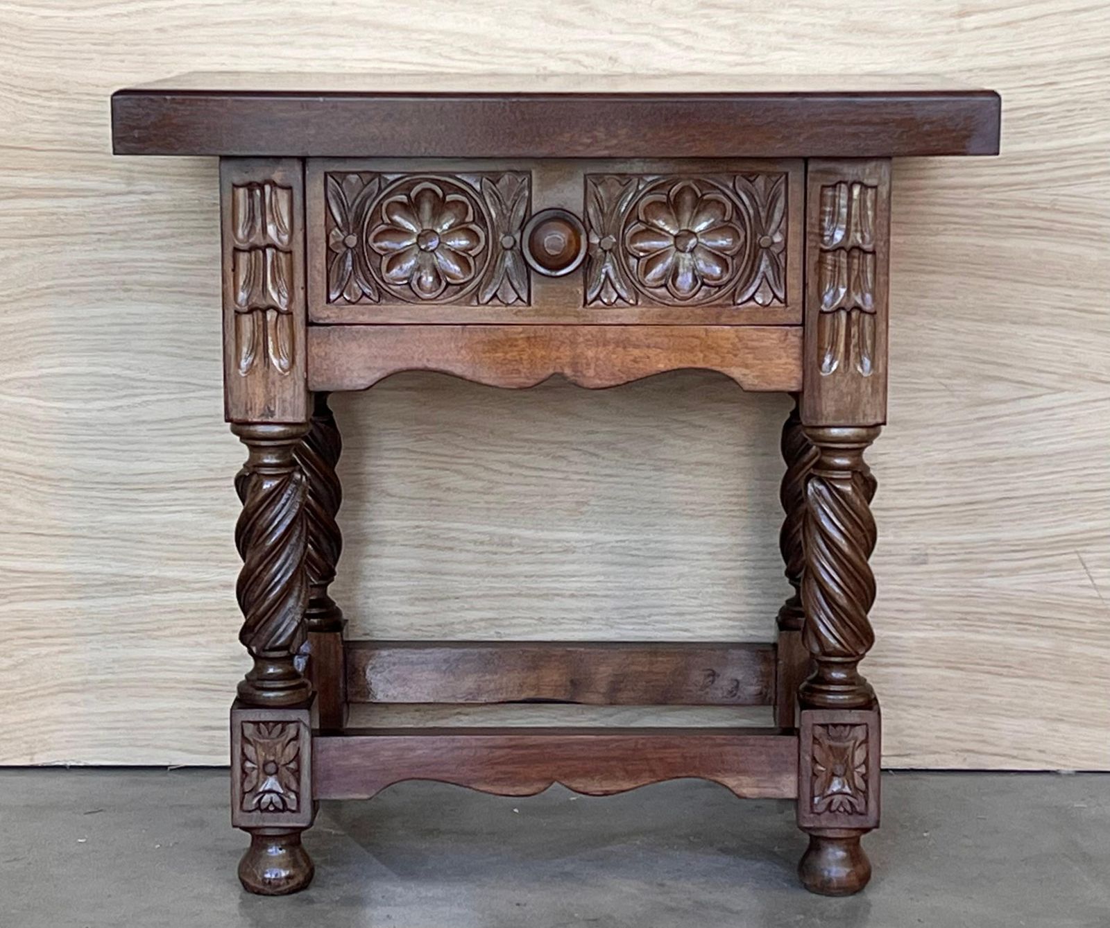 Tables de chevet espagnoles du XXe siècle, tiroirs sculptés et pieds salomoniques photo furniture