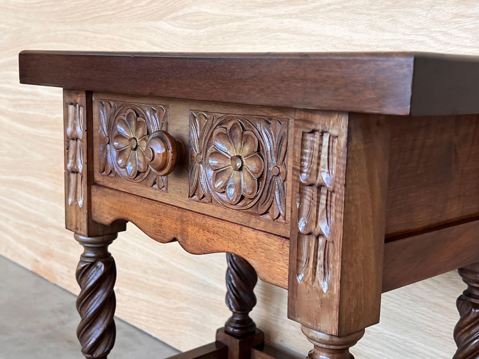 photo furniture Tables de chevet espagnoles du XXe siècle, tiroirs sculptés et pieds salomoniques