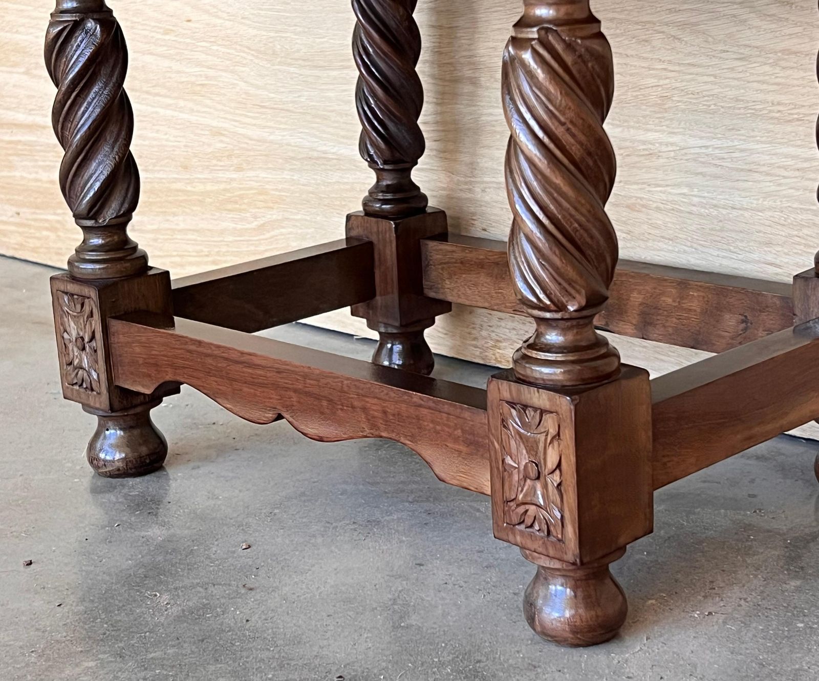 photo for sale Tables de chevet espagnoles du XXe siècle, tiroirs sculptés et pieds salomoniques