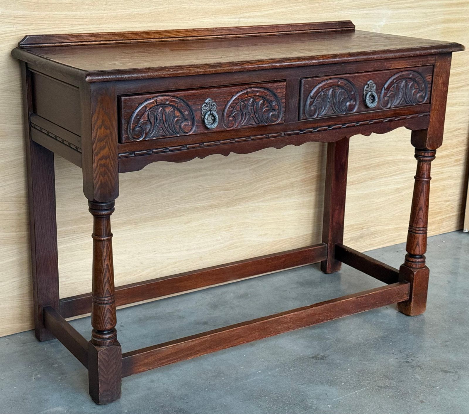 Table console ou table de canapé de style campagnard espagnol en noyer, avec tiroirs sculptés photo 3234.0
