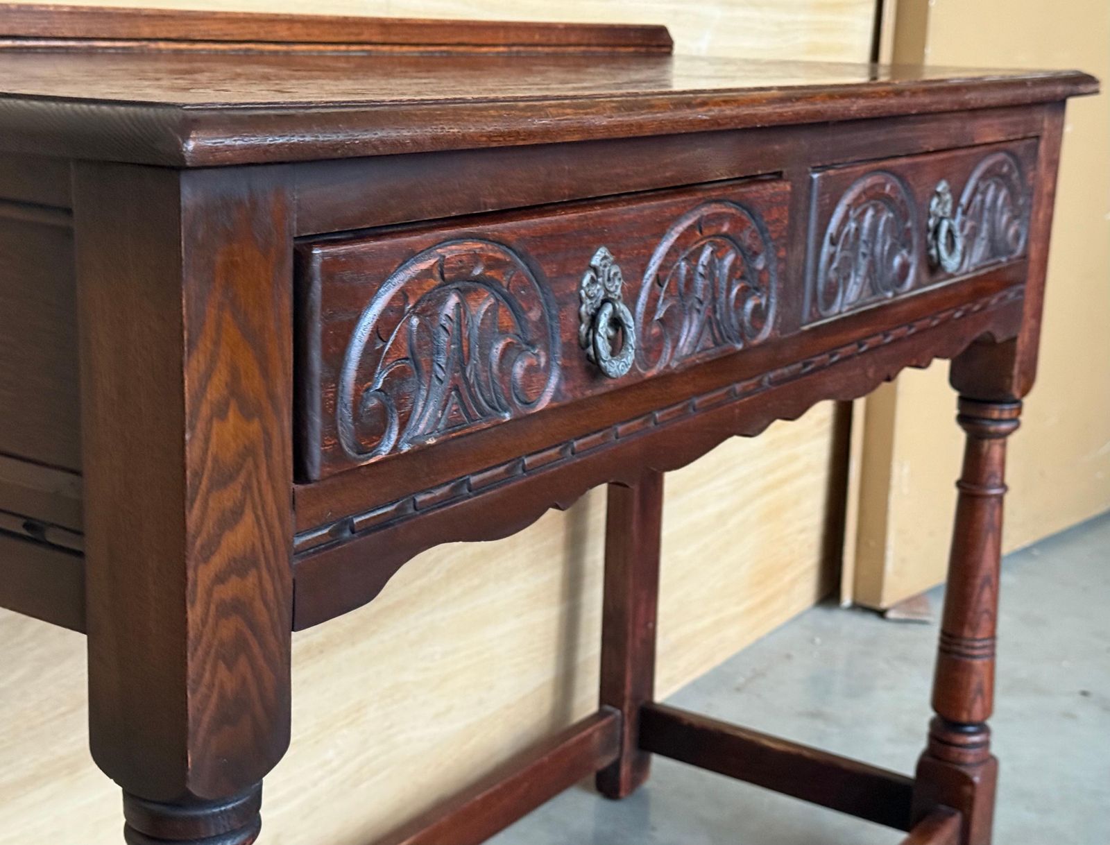 photo for sale Table console ou table de canapé de style campagnard espagnol en noyer, avec tiroirs sculptés