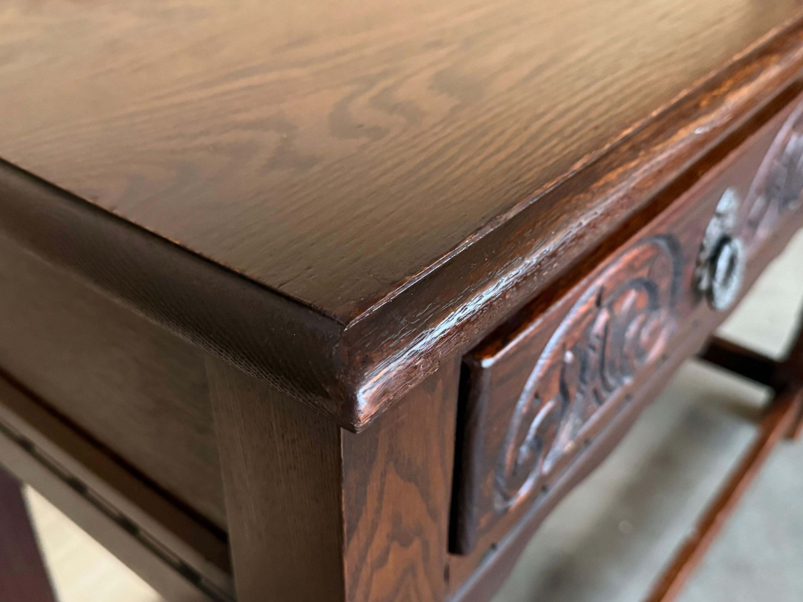 photo vinterior Table console ou table de canapé de style campagnard espagnol en noyer, avec tiroirs sculptés