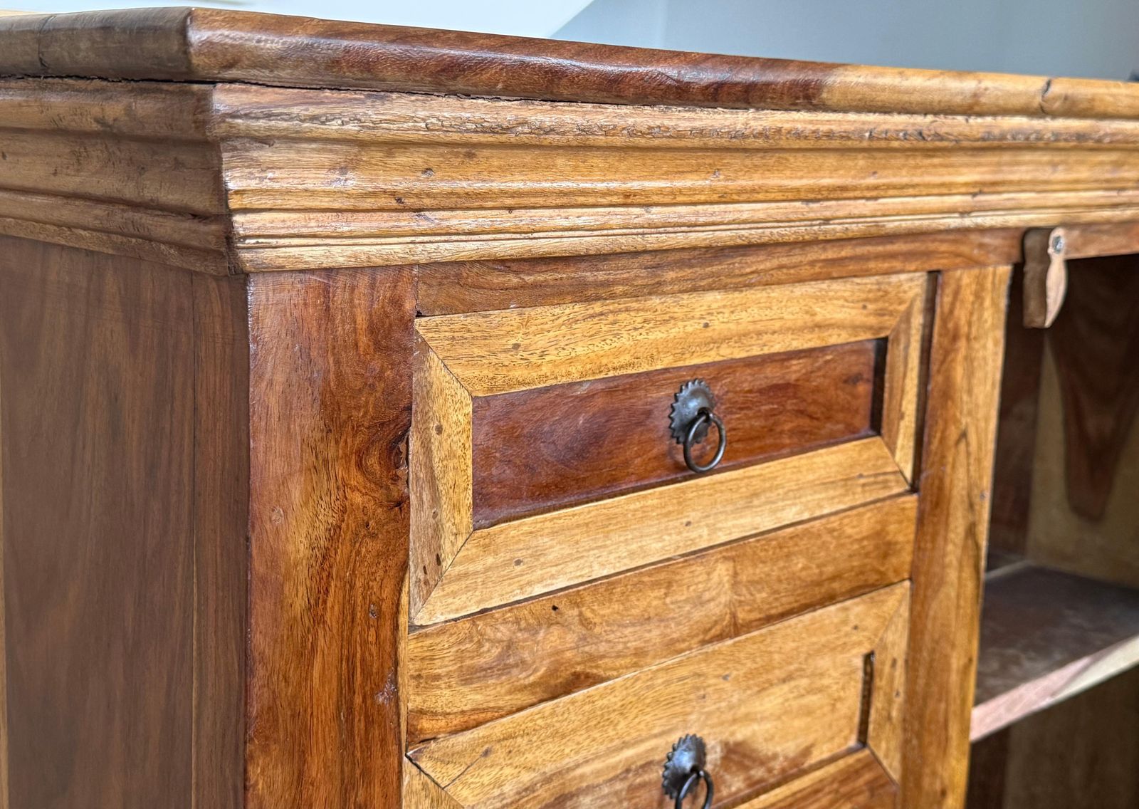 photo furniture Armoire-garde-manger d'époque espagnole en olivier massif, avec serrure