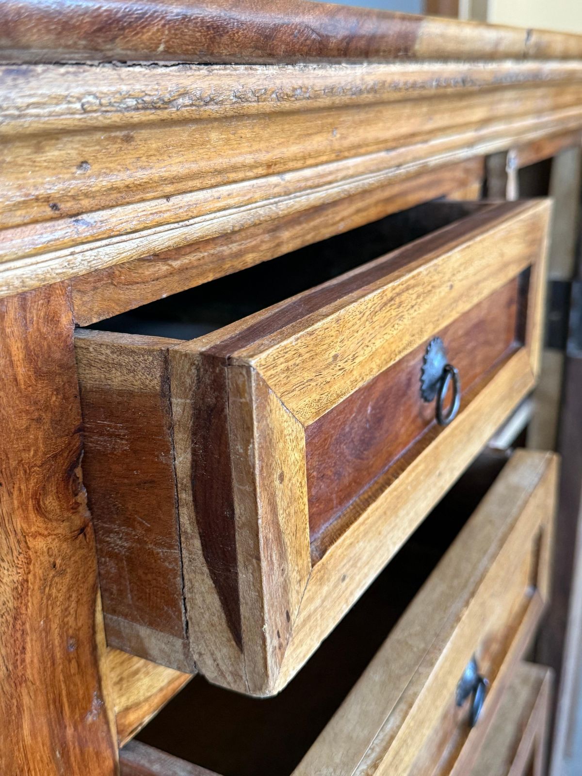photo for sale Armoire-garde-manger d'époque espagnole en olivier massif, avec serrure