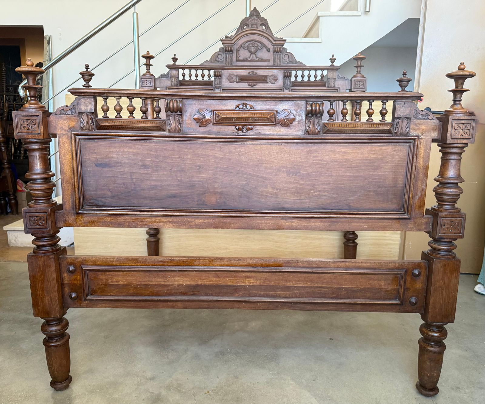 Cadre de lit double/queen size d'époque, style Louis XVI, en noyer sculpté, Baroque photo for sale