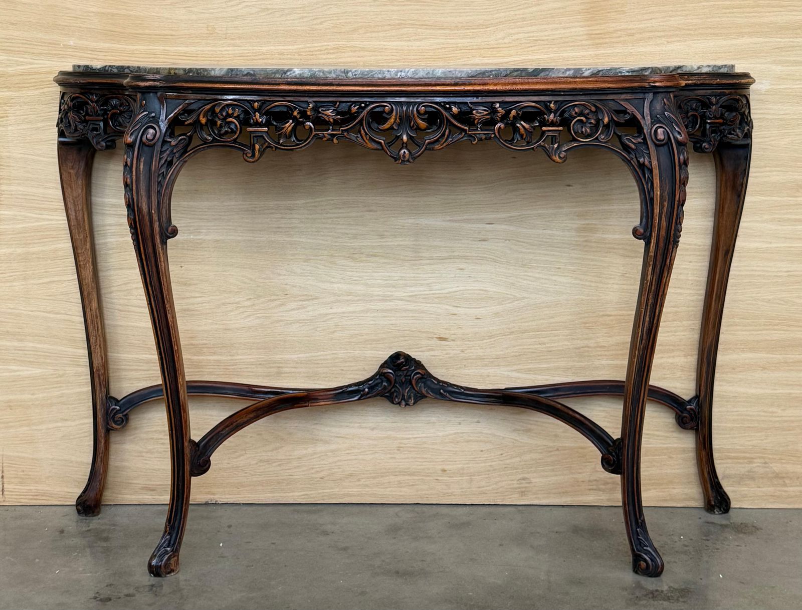 Console Régence française en noyer sculpté, détails polychromes et plateau en marbre photo for sale
