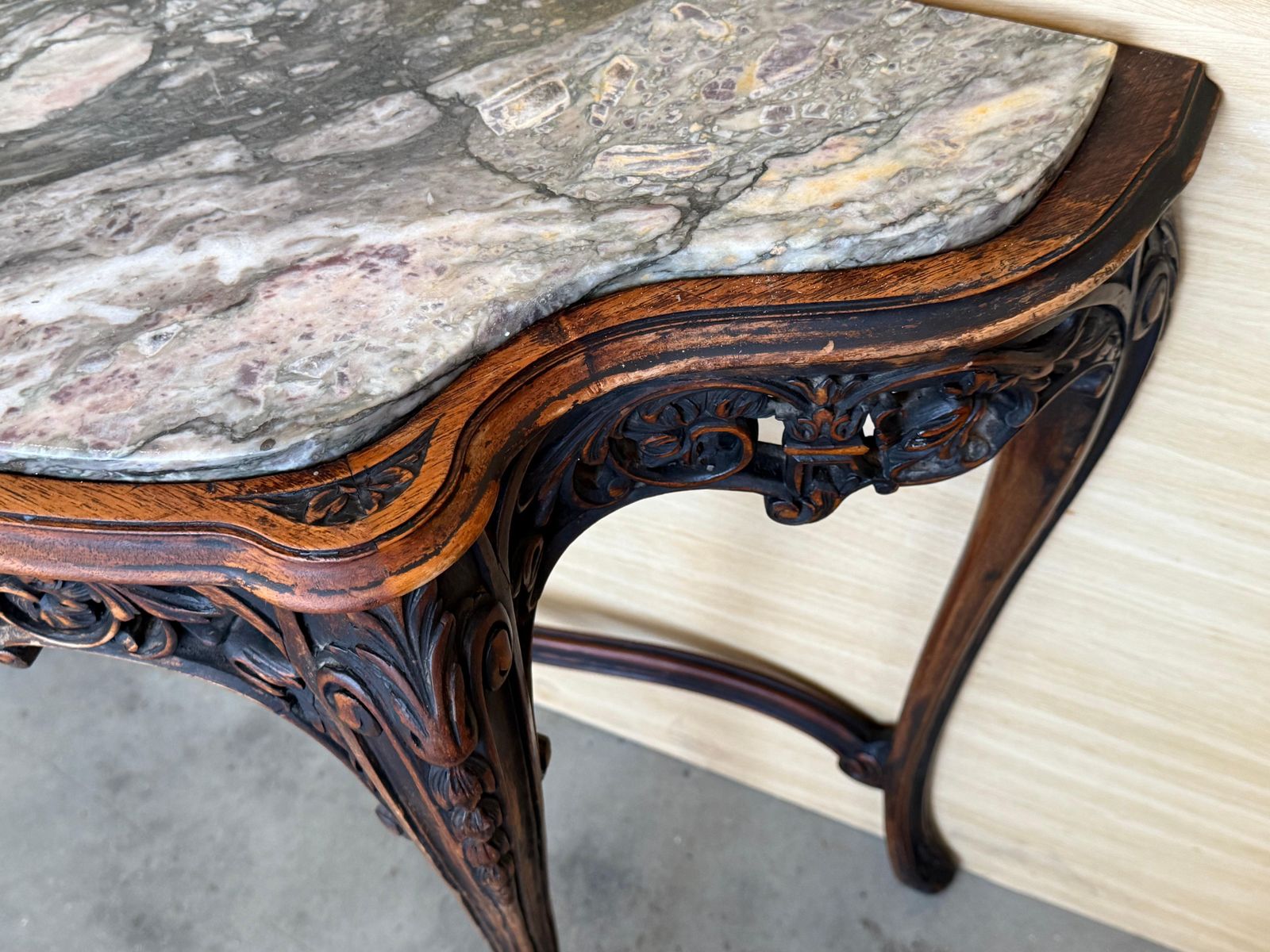 Console Régence française en noyer sculpté, détails polychromes et plateau en marbre photo buy