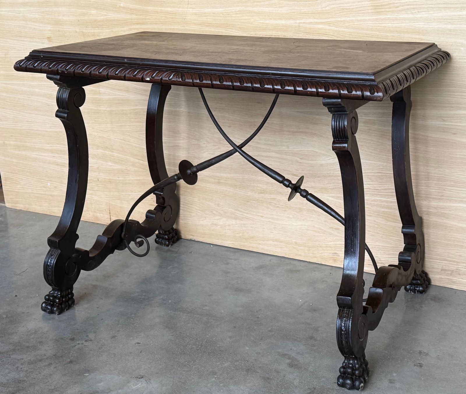 Table d'appoint ou de bureau baroque espagnole ébénisée, pieds en lyre, XIXe siècle photo vinterior