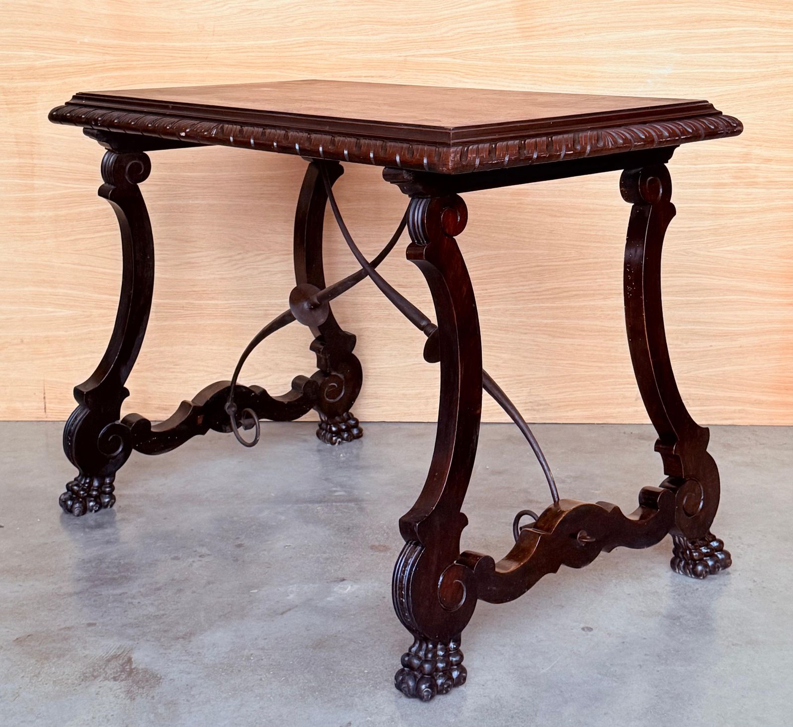 Table d'appoint ou de bureau baroque espagnole ébénisée, pieds en lyre, XIXe siècle photo buy