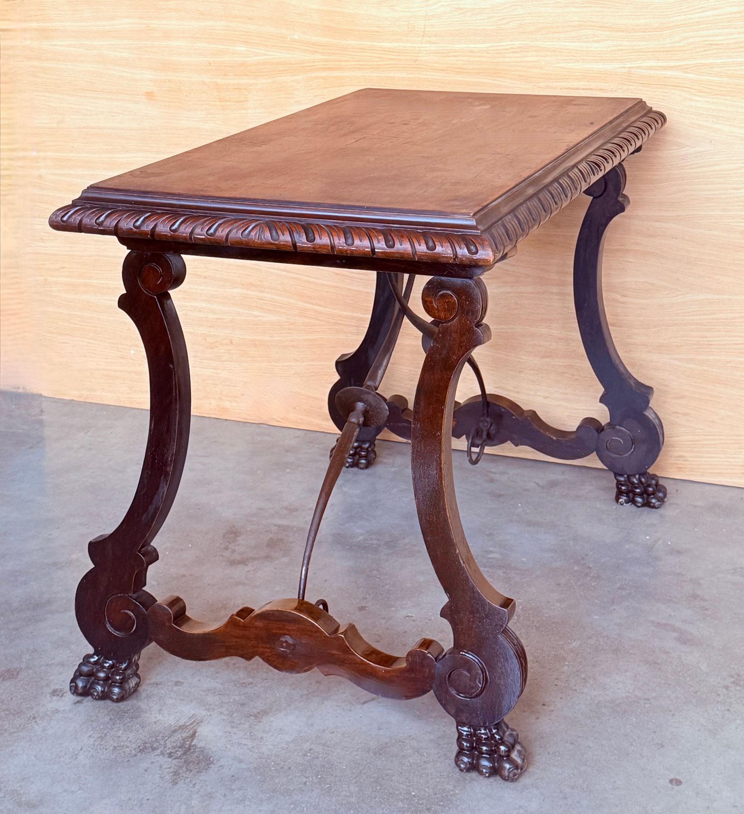 Mobilier Table d'appoint ou de bureau baroque espagnole ébénisée, pieds en lyre, XIXe siècle photo