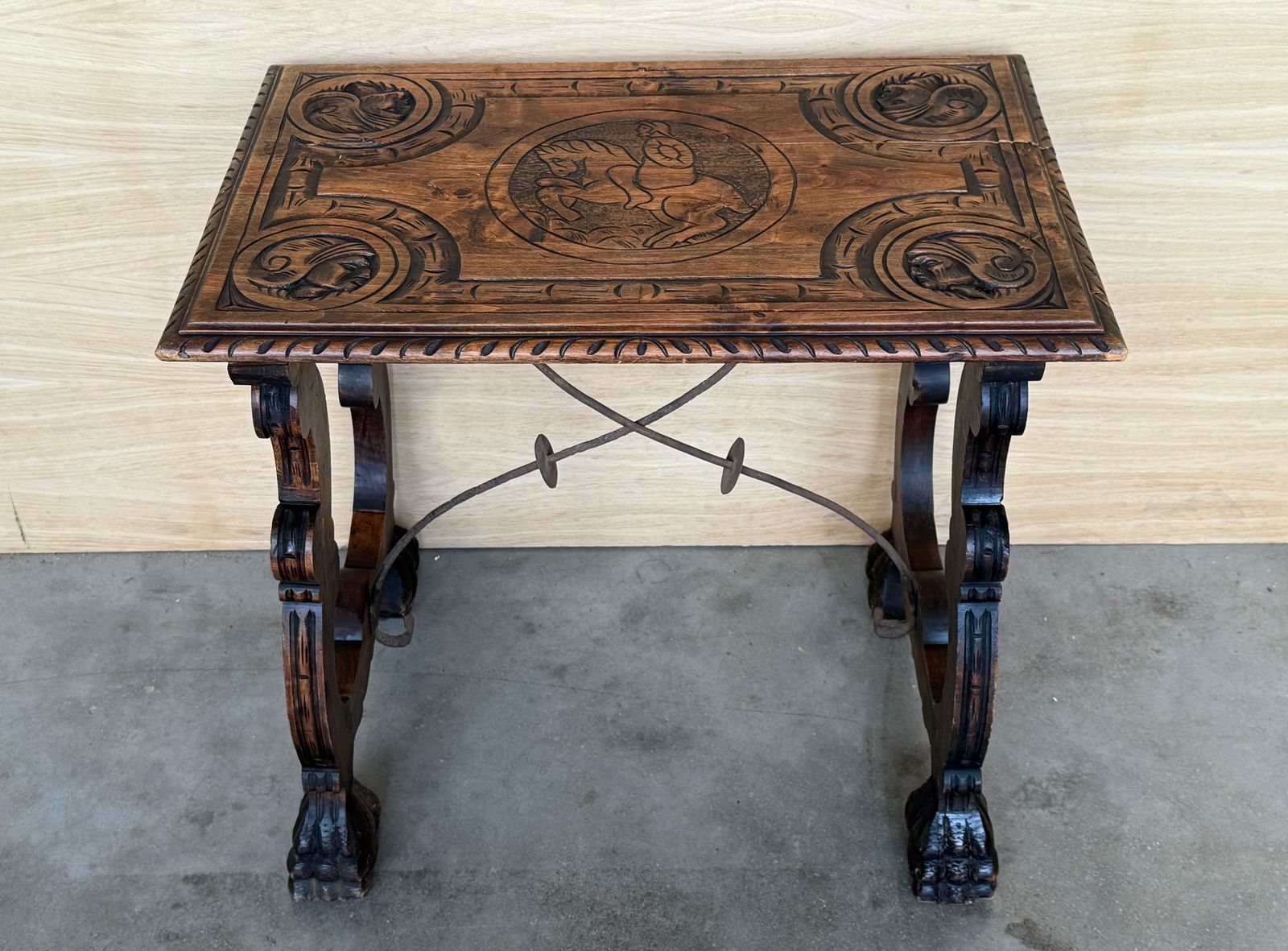 Table d'appoint en noyer, pieds en lyre sculptés et plateau sculpté, Espagne, XIXe siècle photo Mobilier