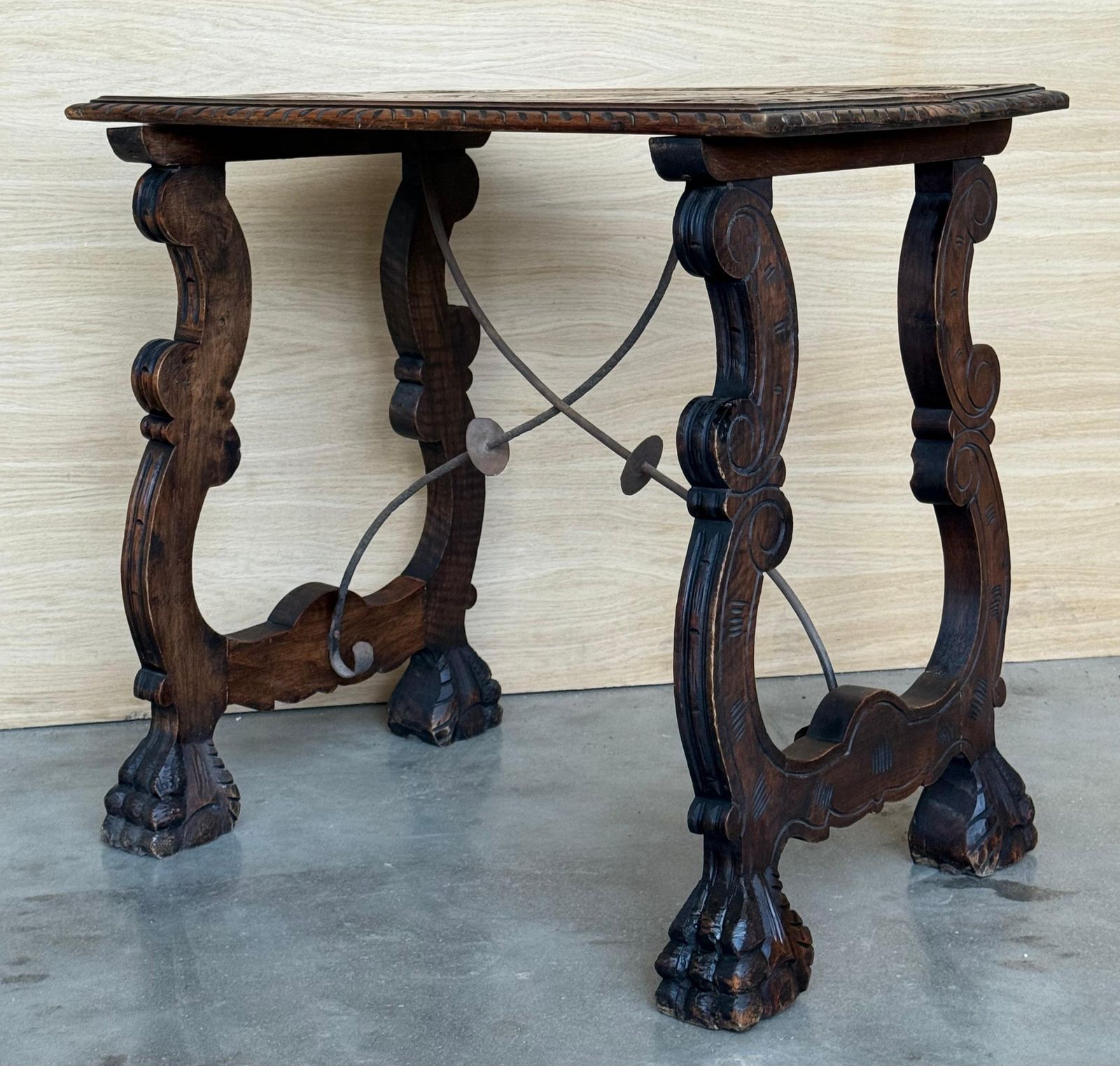 Table d'appoint en noyer, pieds en lyre sculptés et plateau sculpté, Espagne, XIXe siècle photo 1953.0