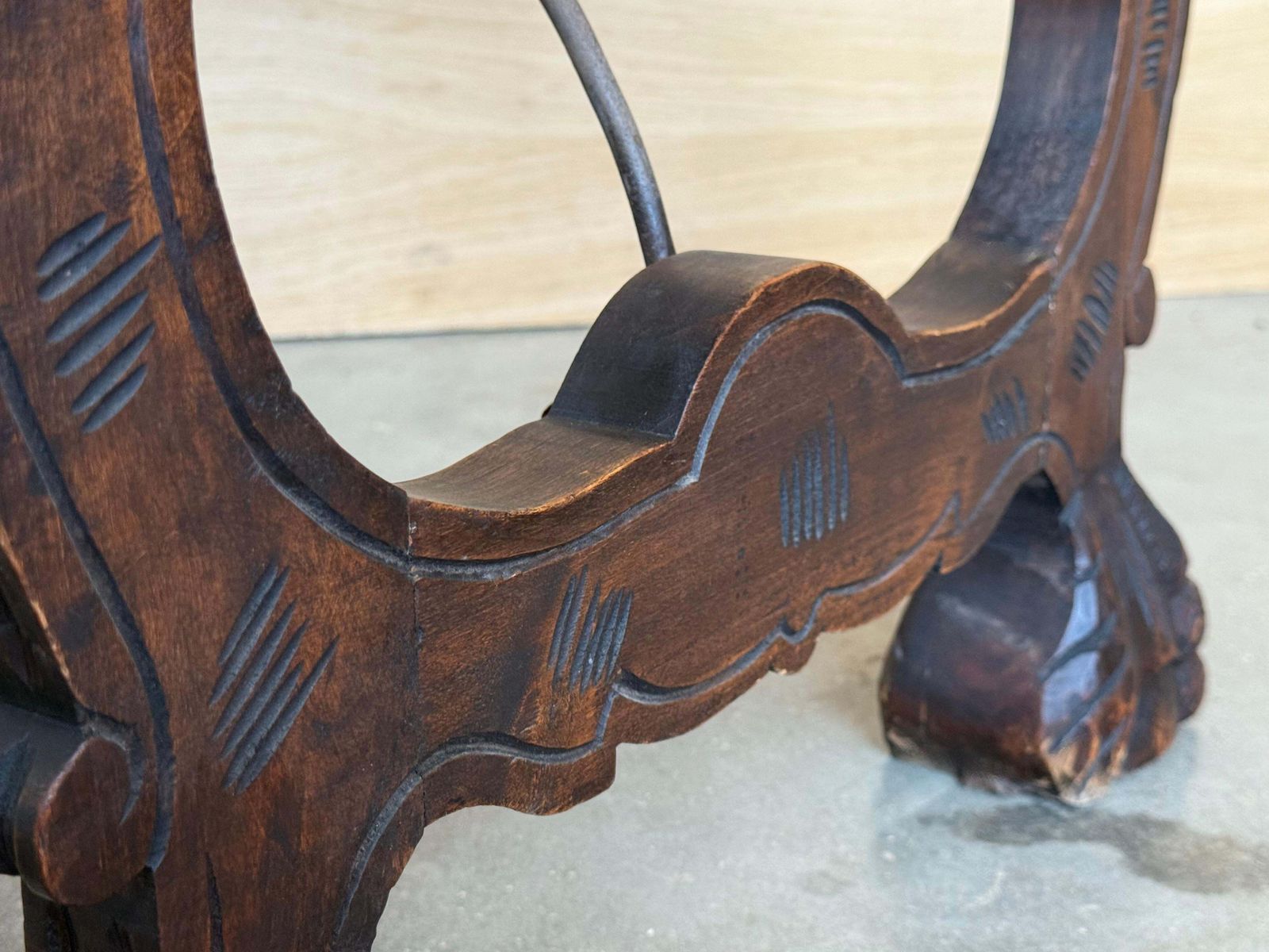 1953.0 Table d'appoint en noyer, pieds en lyre sculptés et plateau sculpté, Espagne, XIXe siècle photo
