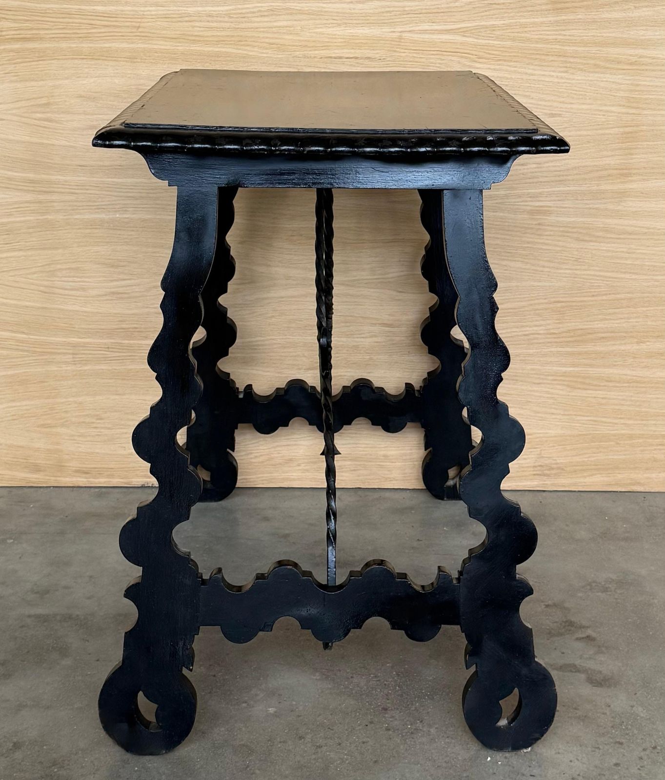 Table d'appoint baroque espagnole ébonisée, pieds en lyre, XIXe siècle photo vintage