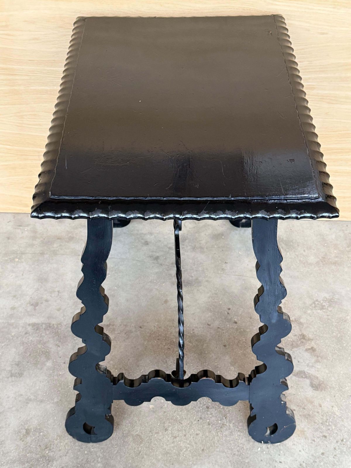 photo furniture Table d'appoint baroque espagnole ébonisée, pieds en lyre, XIXe siècle
