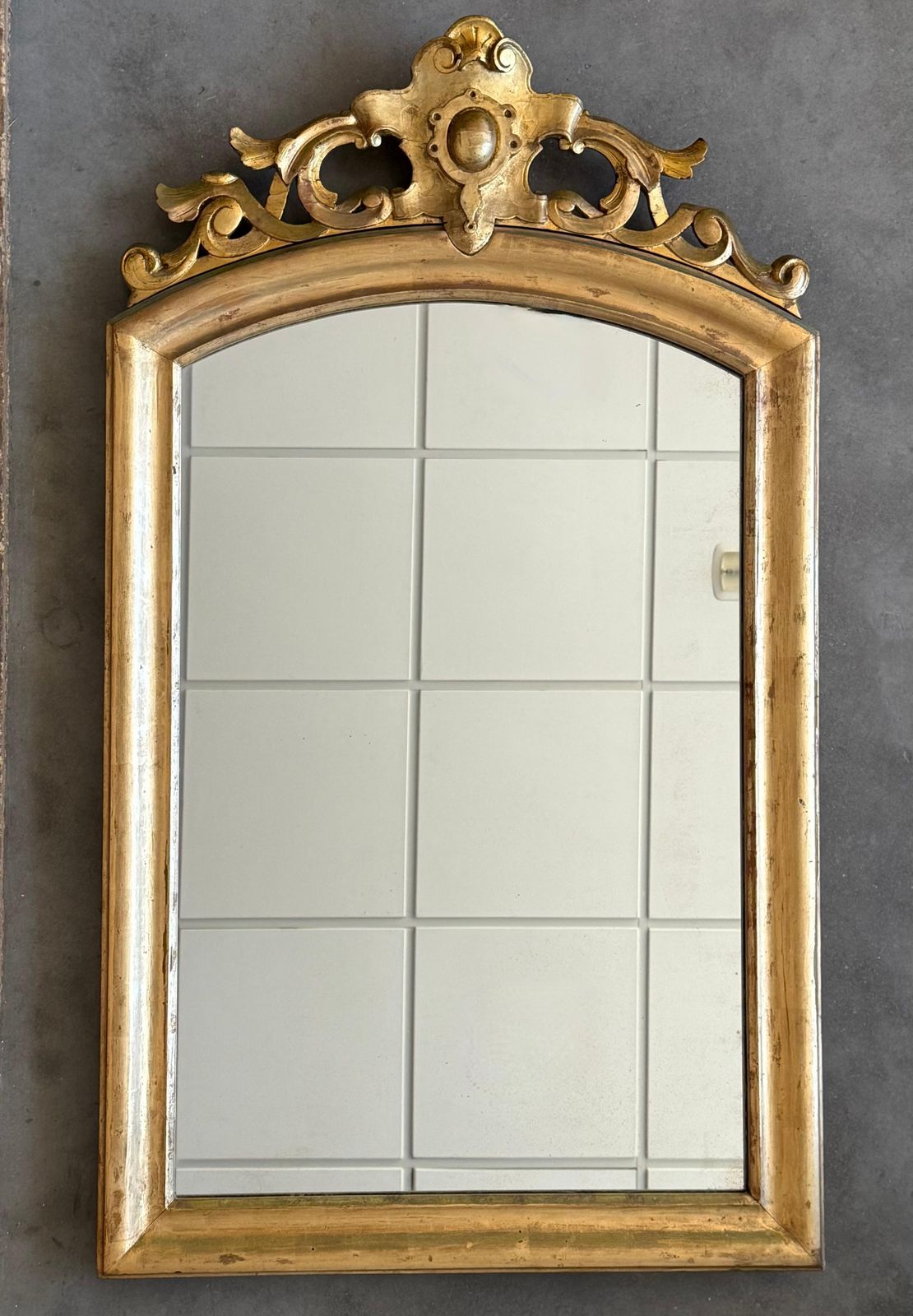Miroir vertical doré à fronton fleuri, France, XIXe siècle photo furniture