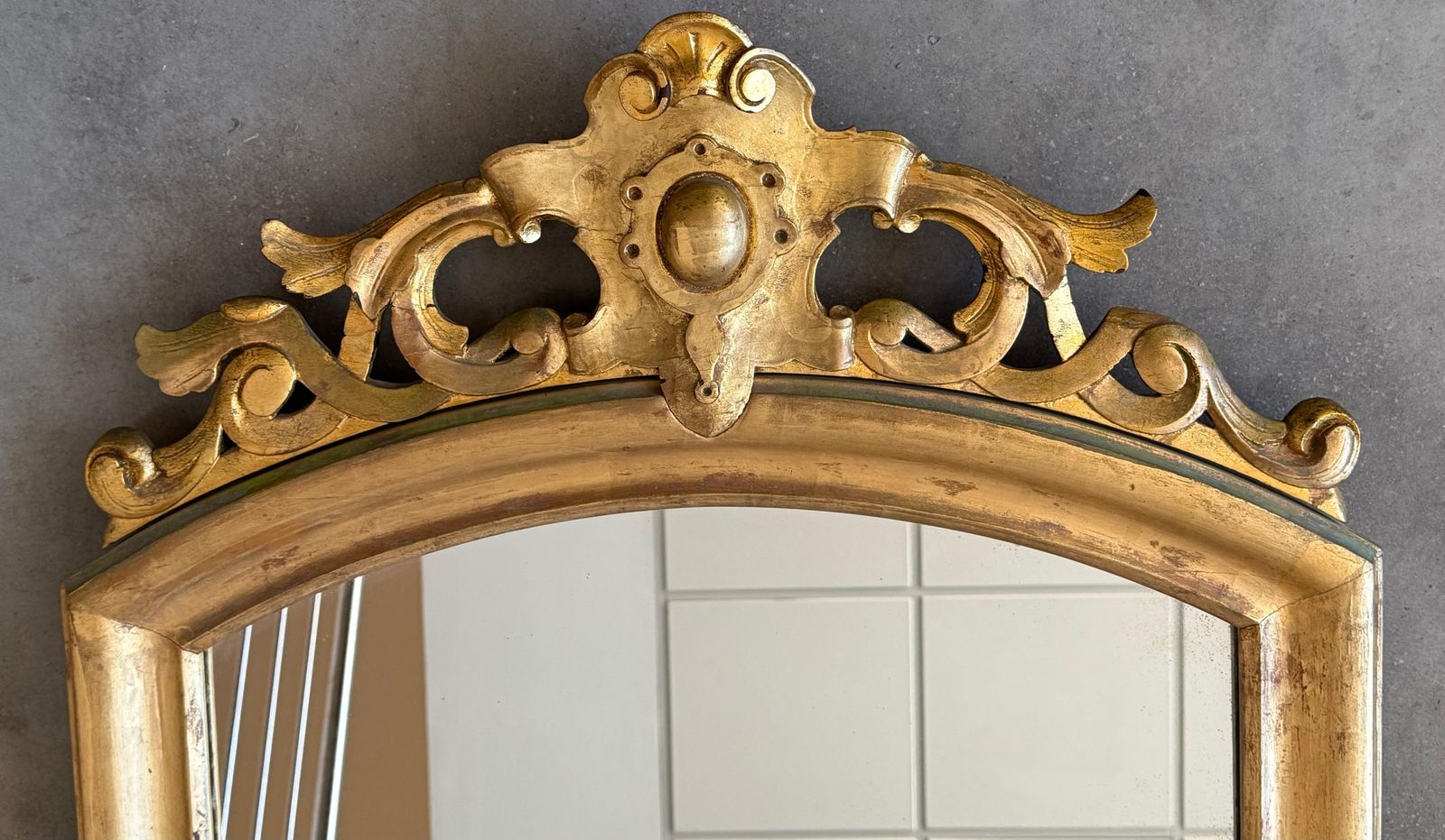 Miroir vertical doré à fronton fleuri, France, XIXe siècle photo Décoration