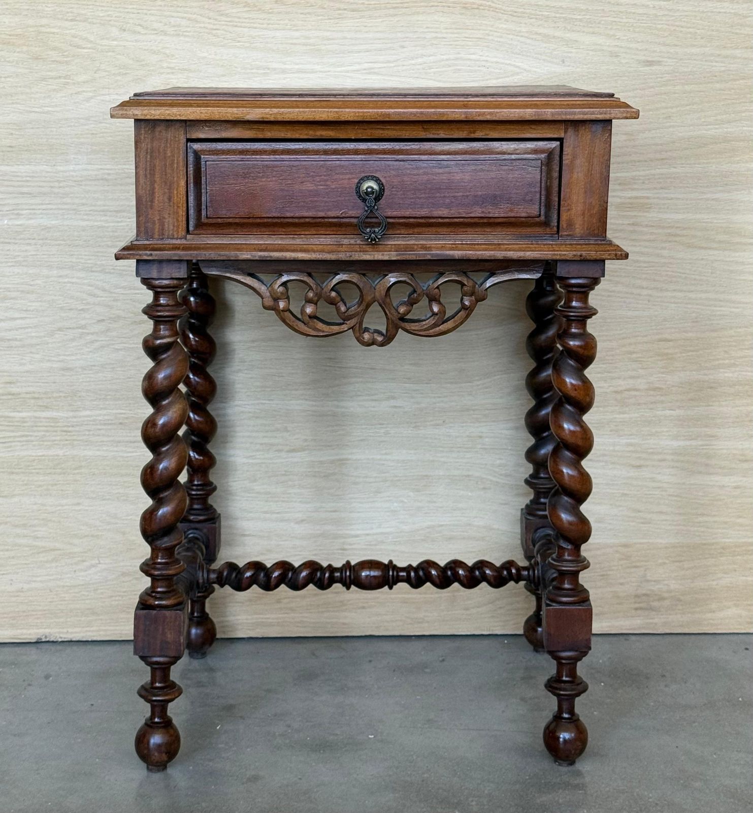 Paire de tables de chevet espagnoles sculptées, pieds salomoniques et fronton photo furniture