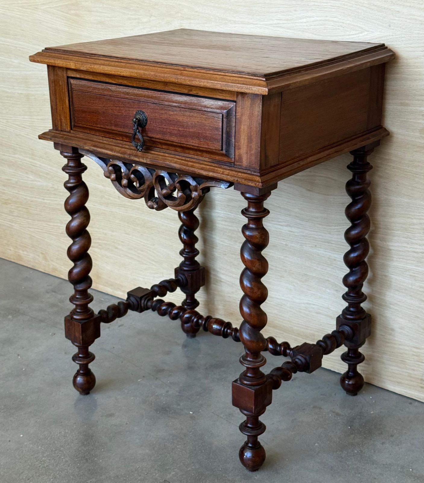 Paire de tables de chevet espagnoles sculptées, pieds salomoniques et fronton photo for sale