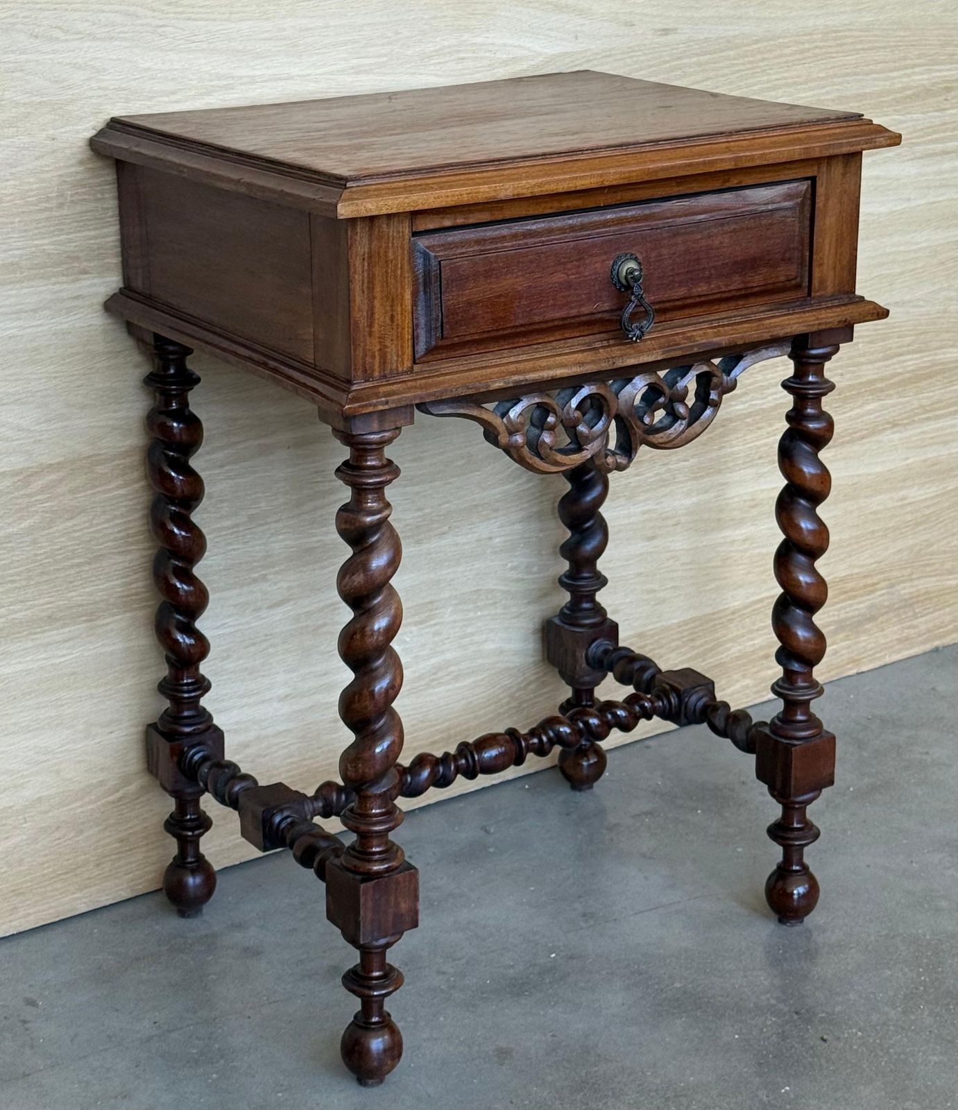 Paire de tables de chevet espagnoles sculptées, pieds salomoniques et fronton photo 2811.0